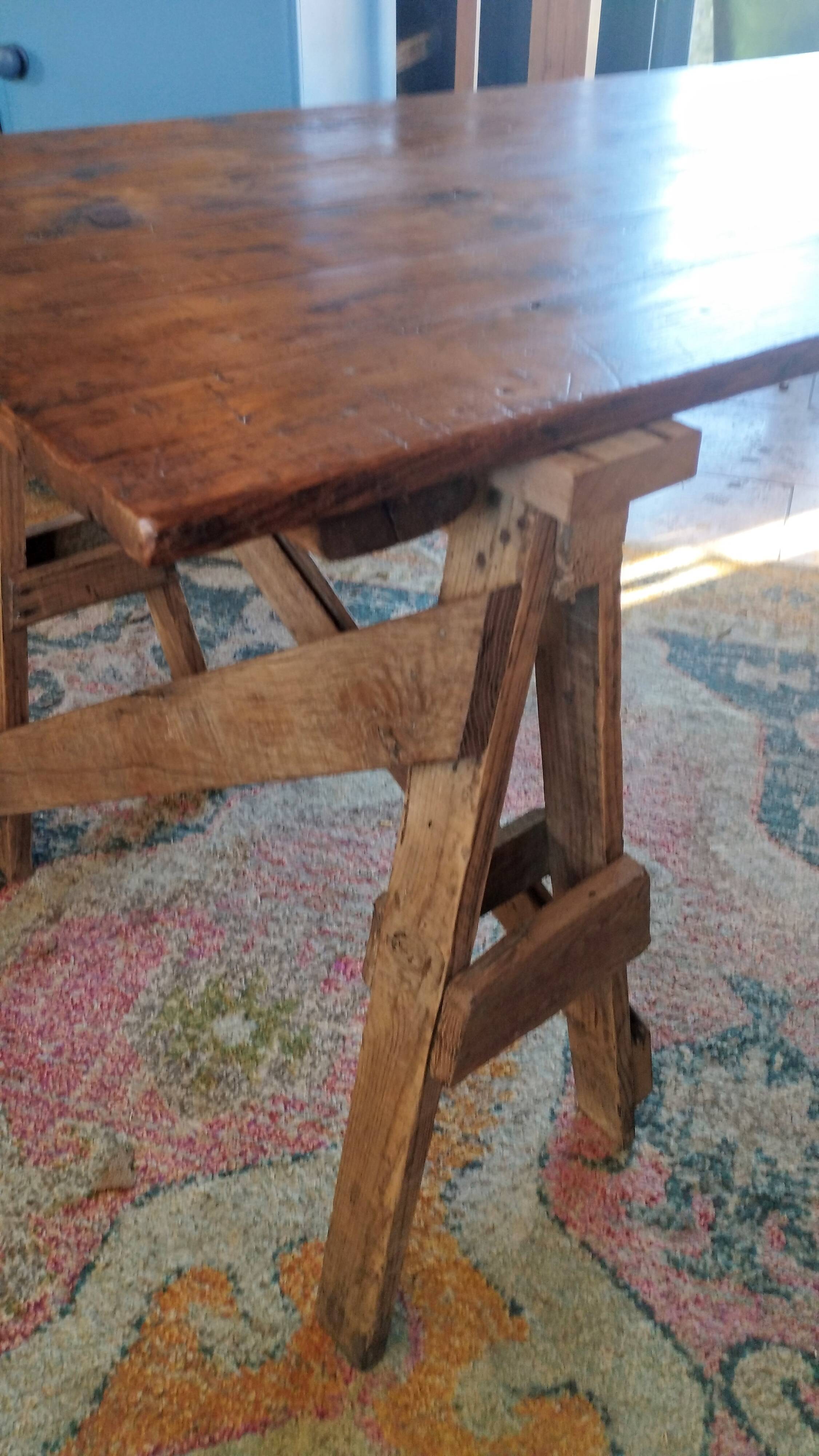 Table de ferme rustique patinée sur de lourds tréteaux