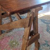 Table de ferme rustique patinée sur de lourds tréteaux