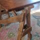 Table de ferme rustique patinée sur de lourds tréteaux