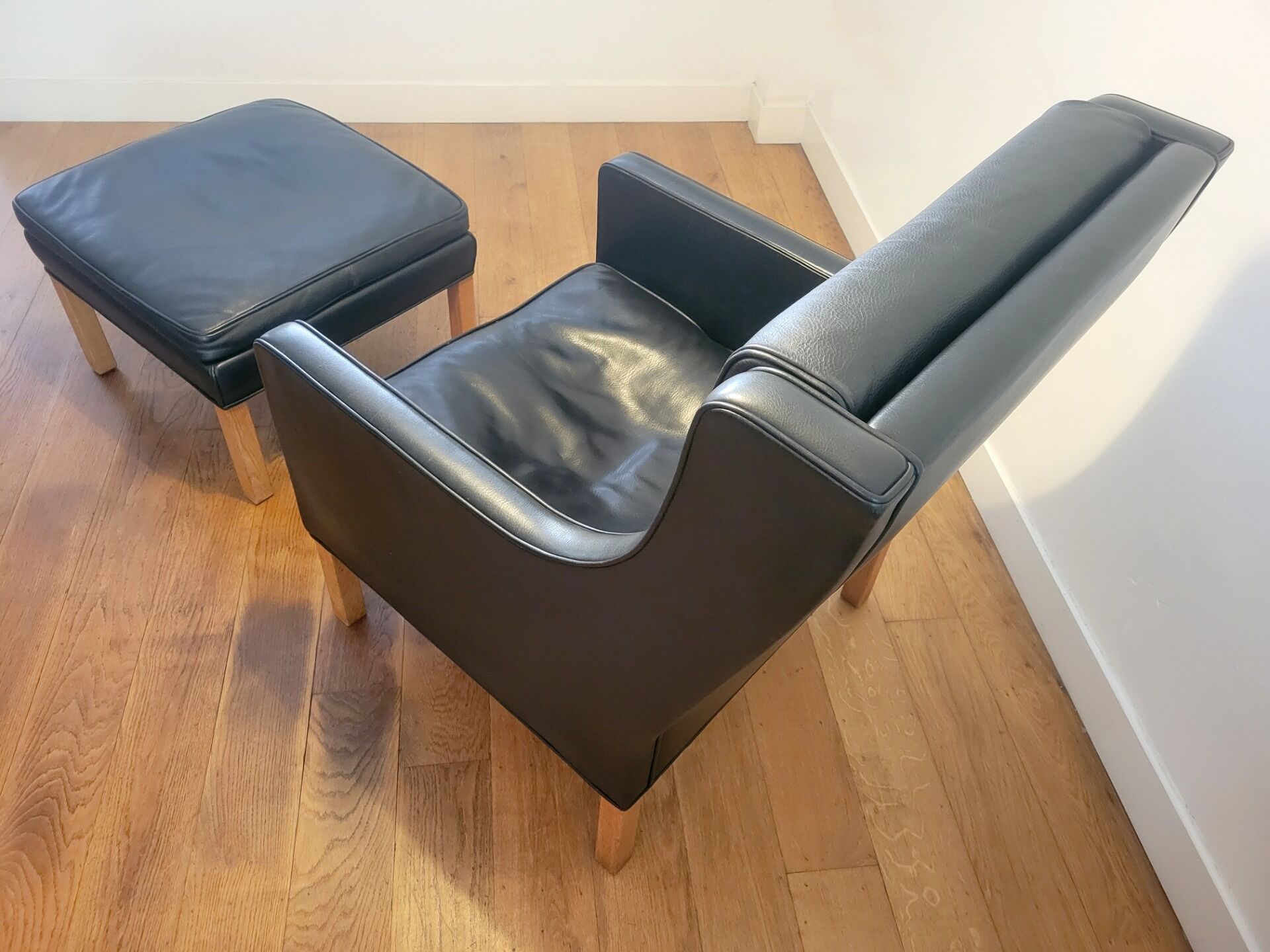 Vintage wingback chair 2431 with ottoman by Børge Mogensen for Fredericia