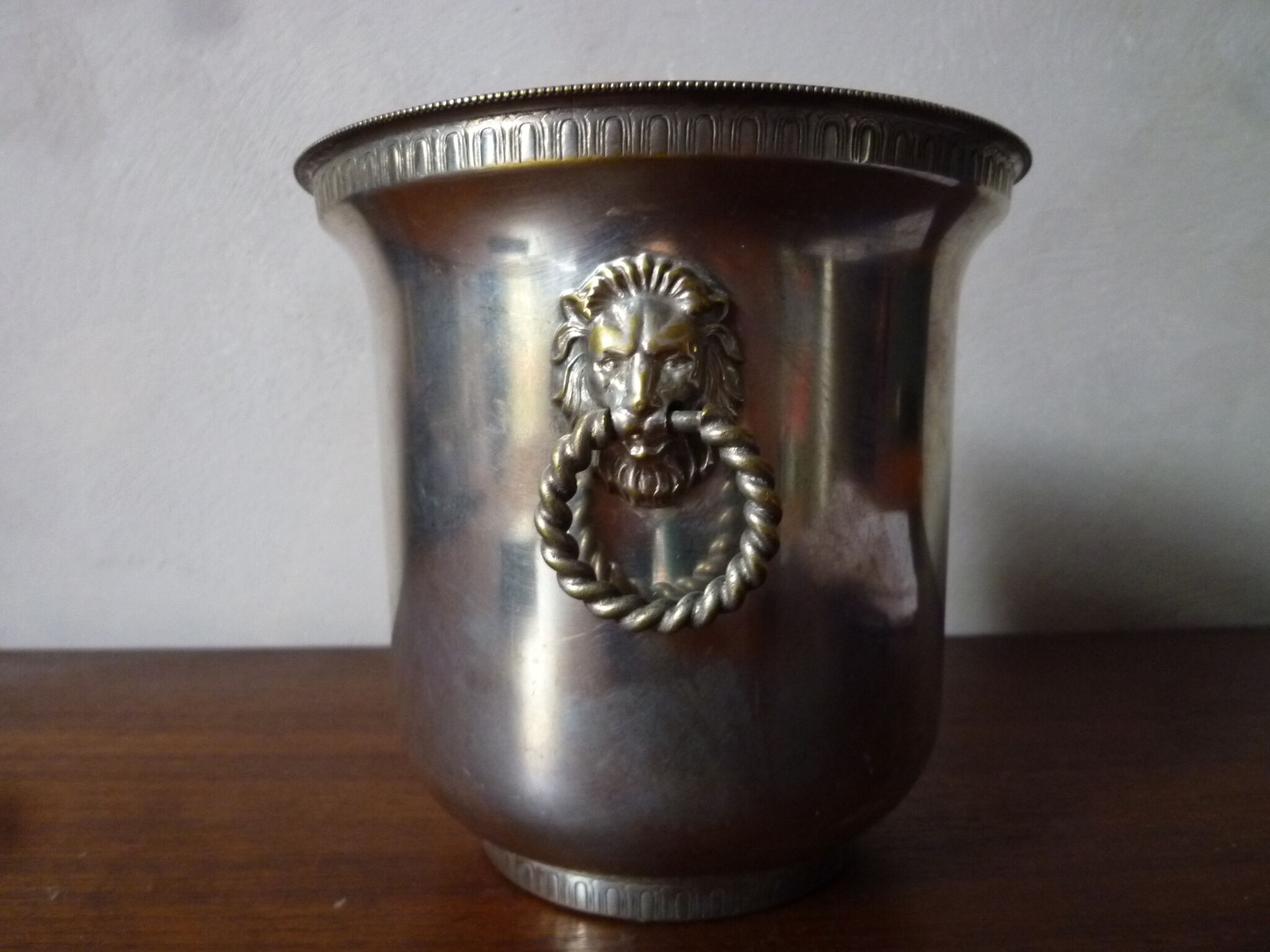 Cache silver metal pot with lion heads
