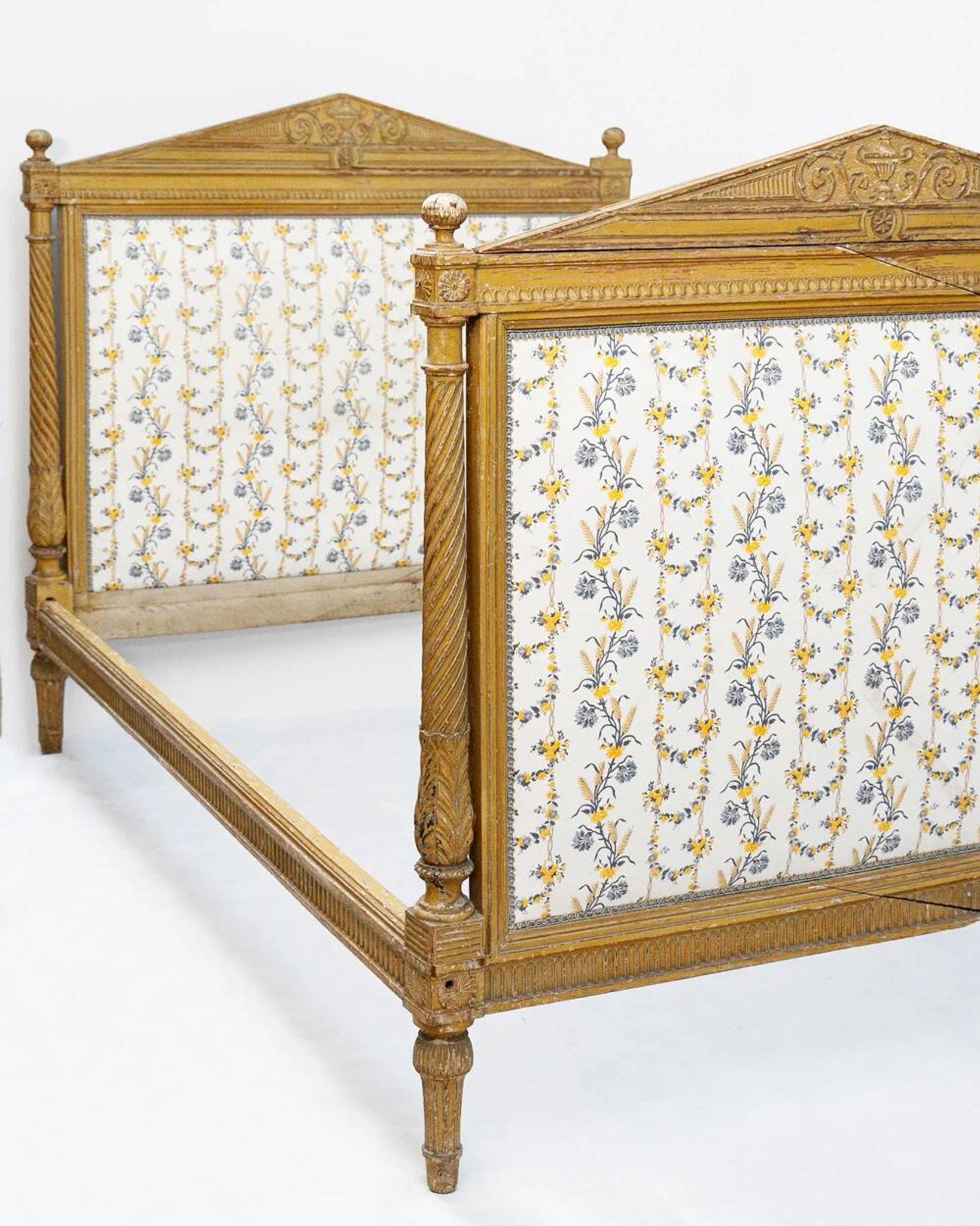 Sculpted and painted day bed frame in the Louis XVI style from the 19th century.