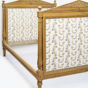 Sculpted and painted day bed frame in the Louis XVI style from the 19th century.