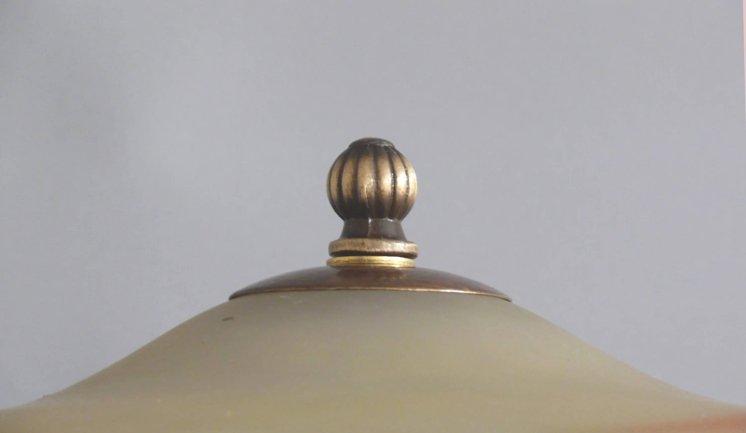 Lampe de table Muller Frères, France, avec pied en laiton et abat-jour en pâte de verre, style Art déco vers 1930