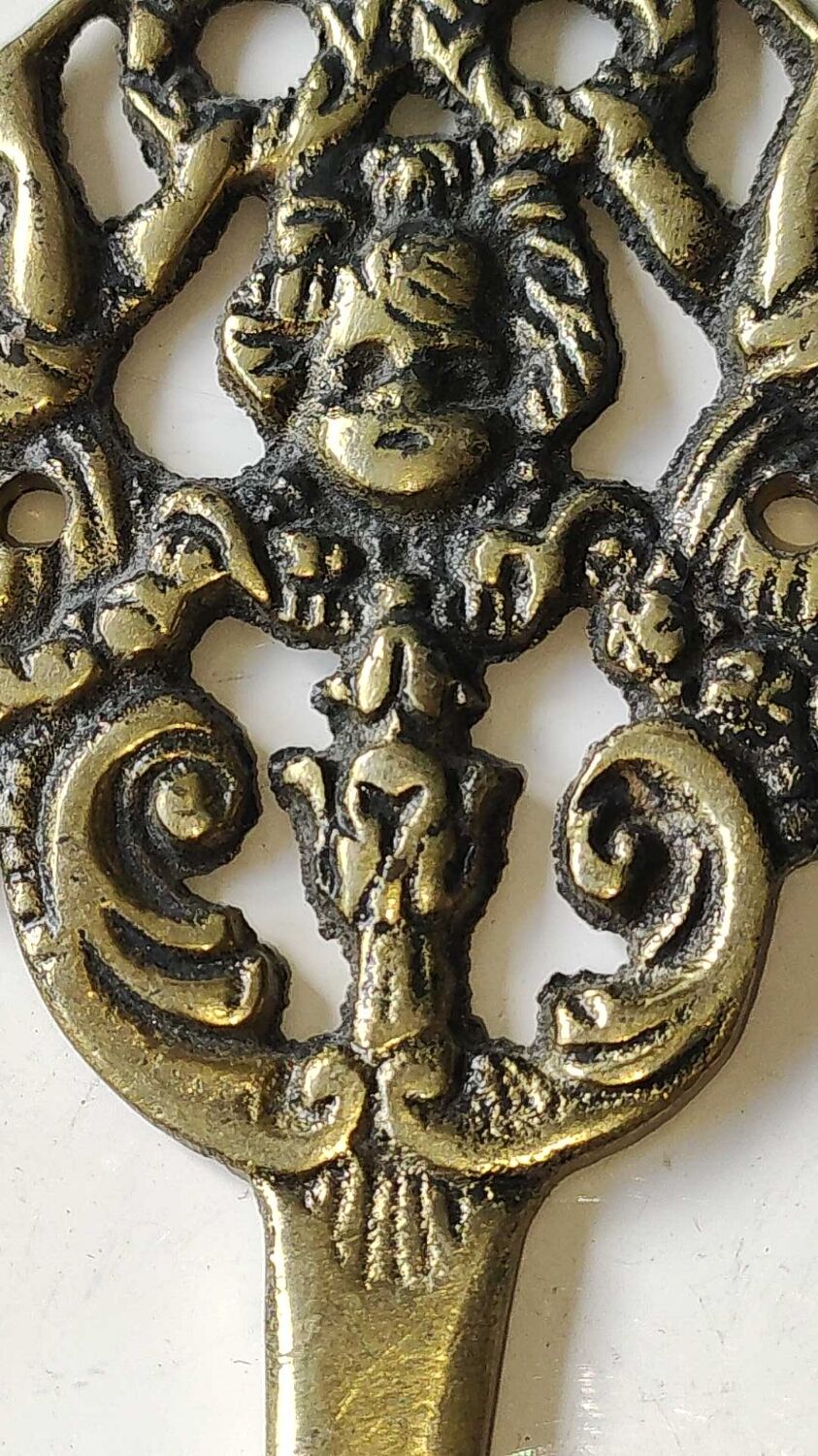 Patère décor angelots/puttis en laiton vieilli