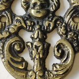 Patère décor angelots/puttis en laiton vieilli