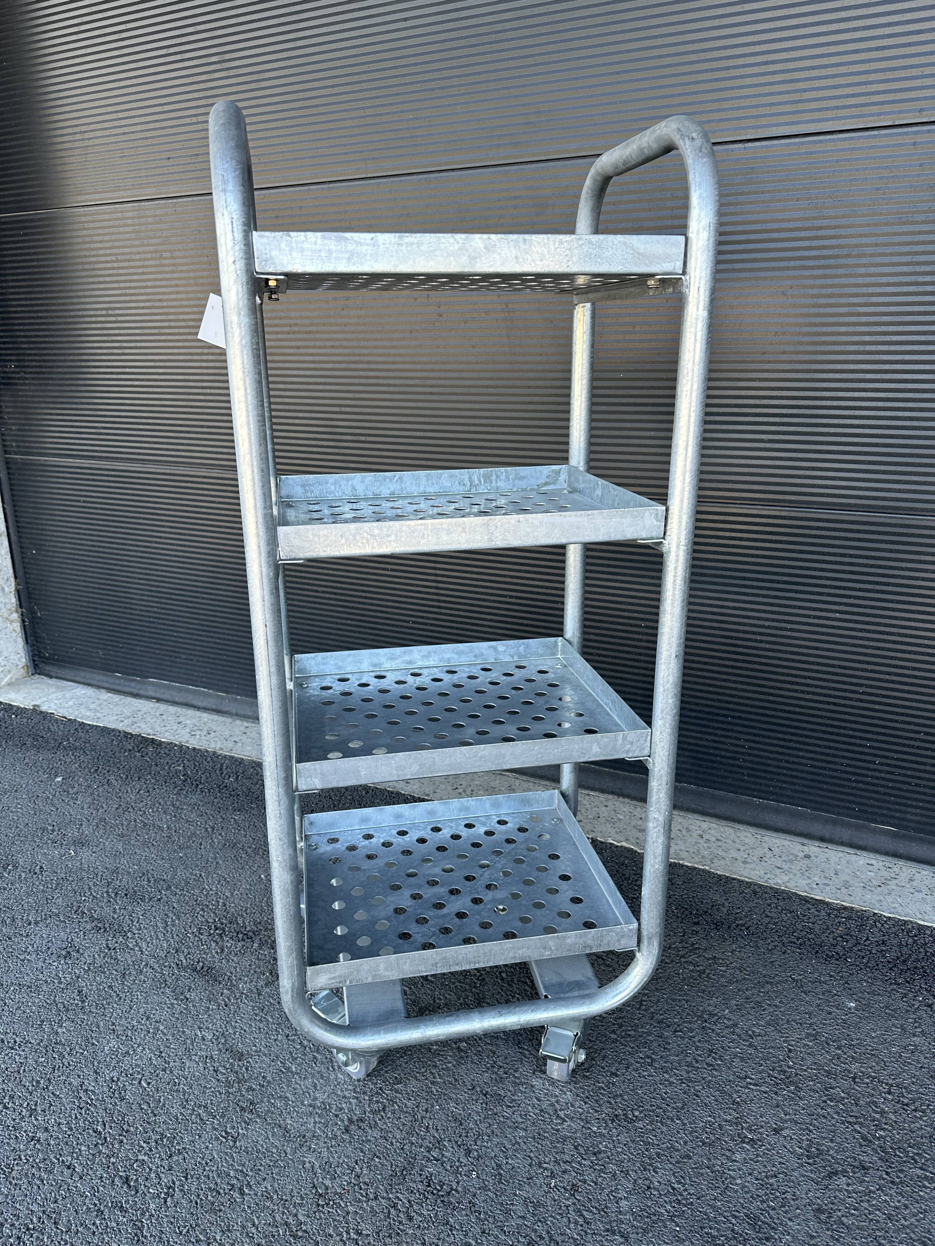 Four-wheeled dessert trolley with 4 perforated metal shelves.