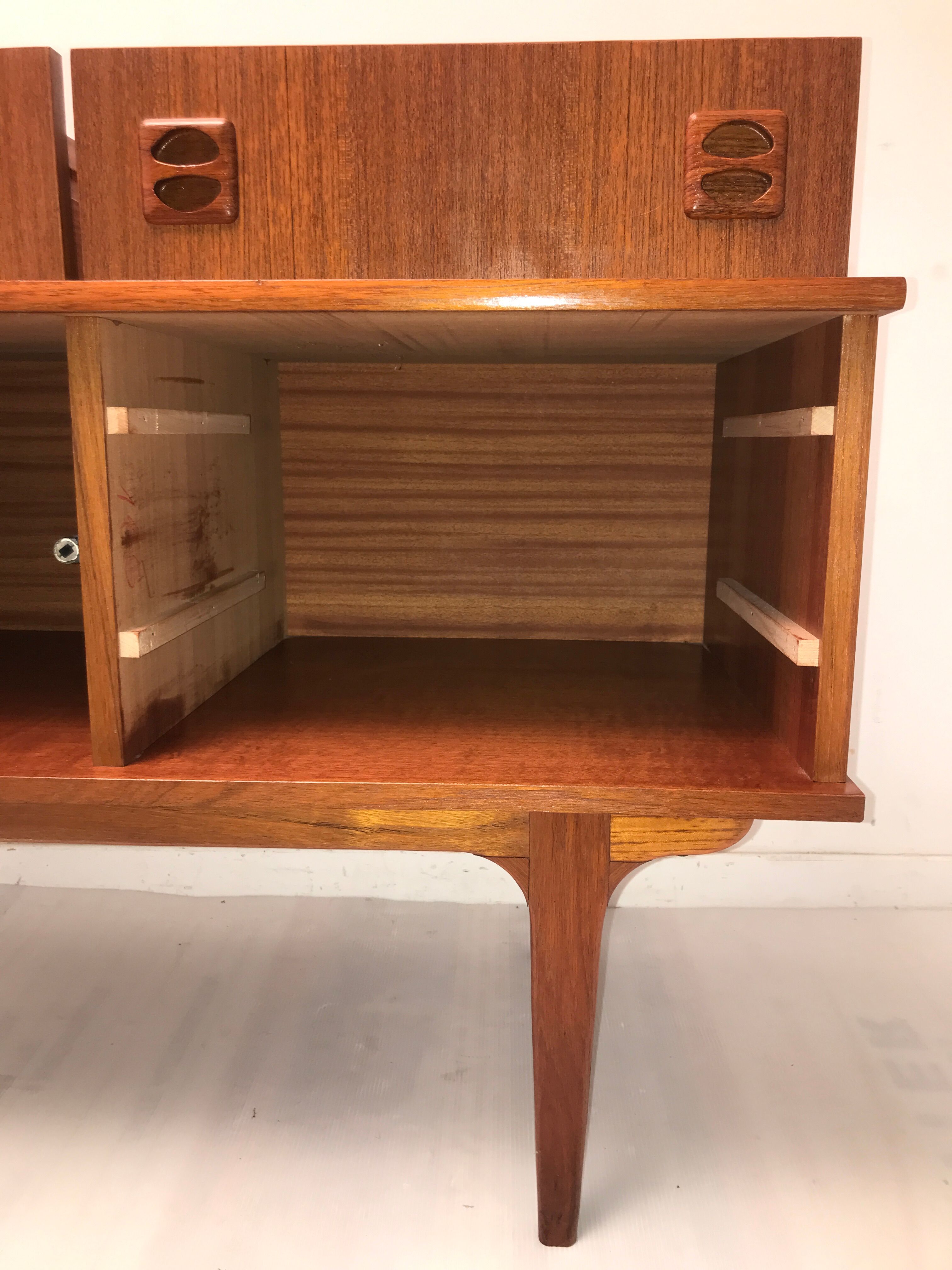 Scandinavian 60s row with spindle feet