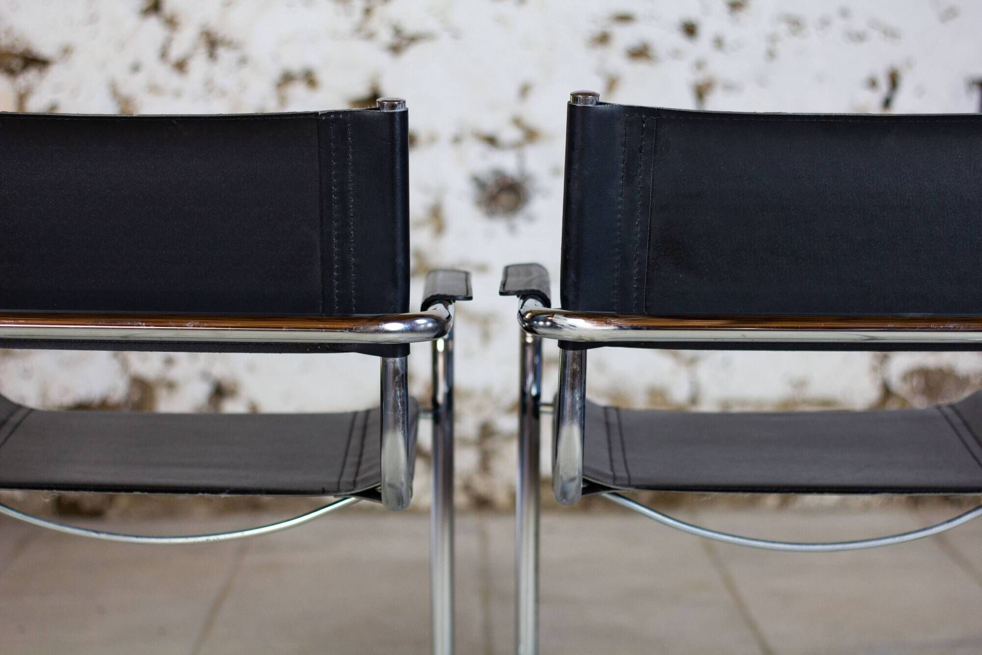 Pair of Bauhaus cantilever armchairs in chromed metal and leather, 1970