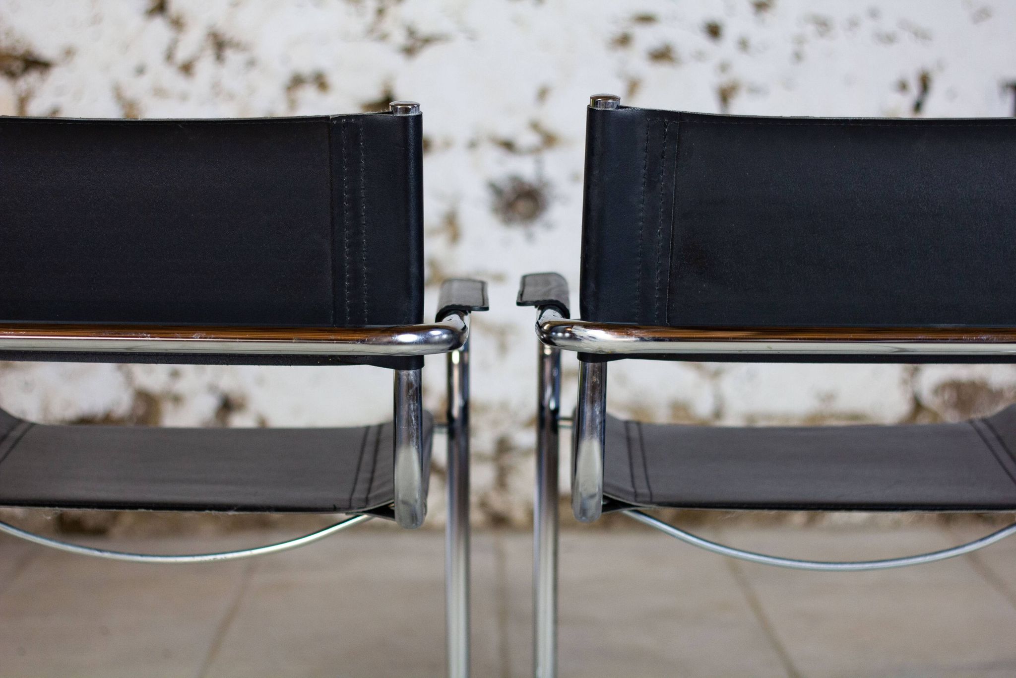 Pair of Bauhaus cantilever armchairs in chromed metal and leather, 1970