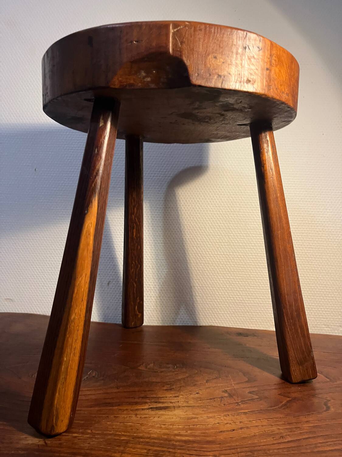 Tabouret tripode ancien fait main – Bois massif