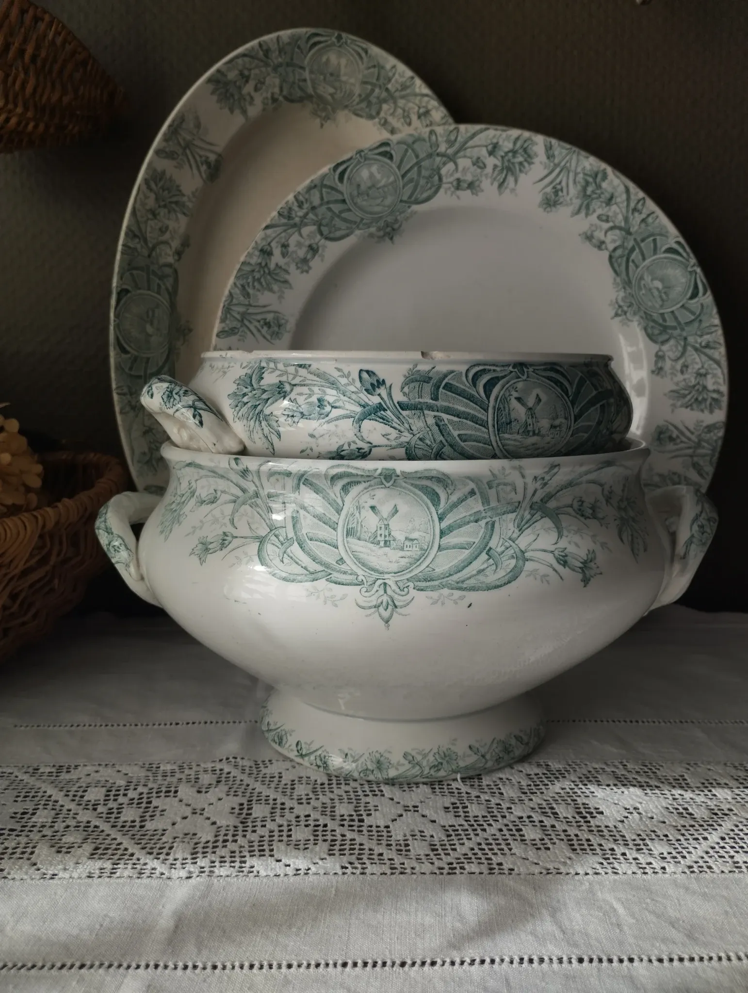 Small soup tureen base, ironstone, St-Amand, Lebacqz & Bouchart "Persian"