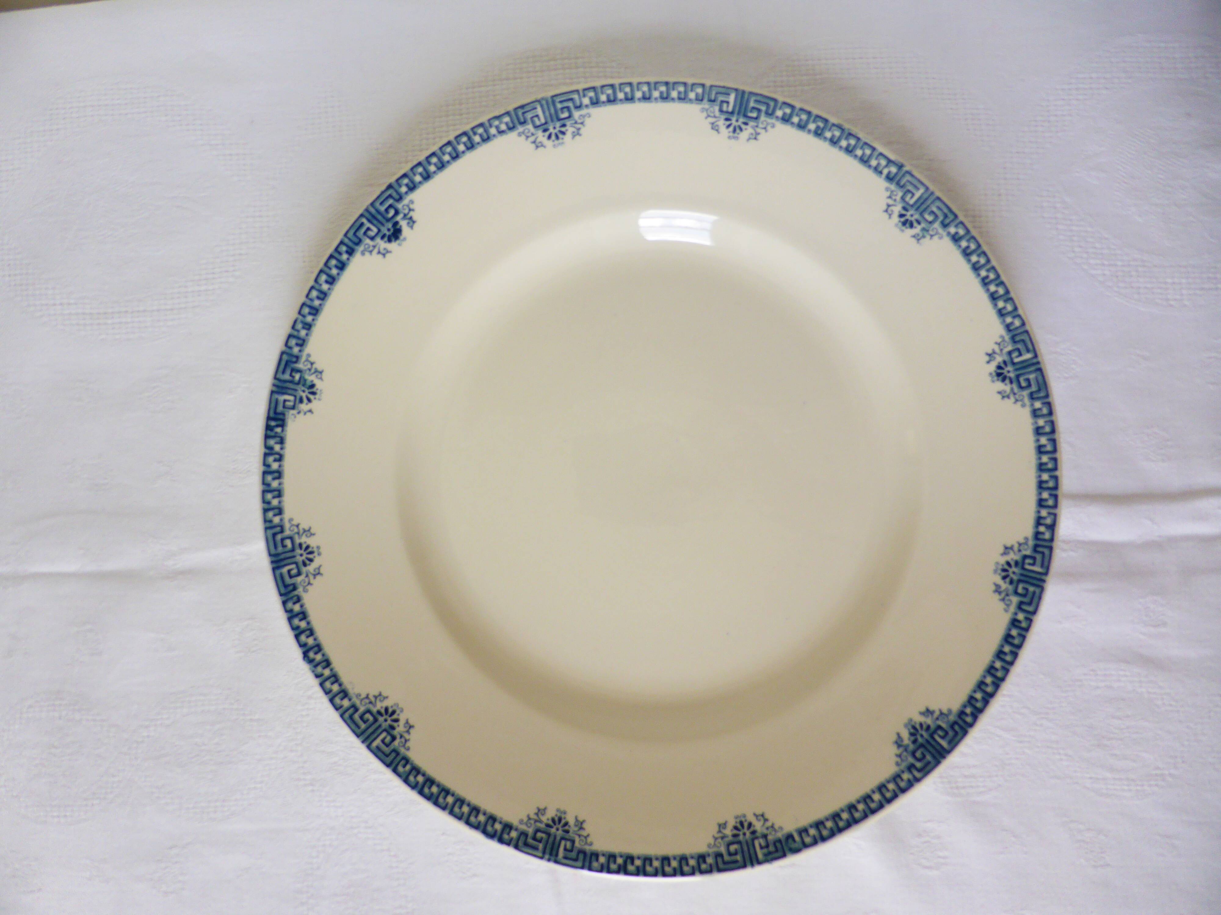 Round dish of Longwy model Athens porcelain