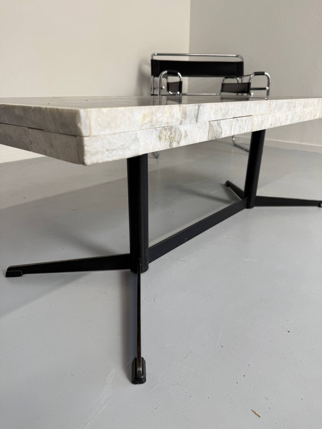 Ancienne table basse en pierre mosaïque design années 70 pied métal vintage