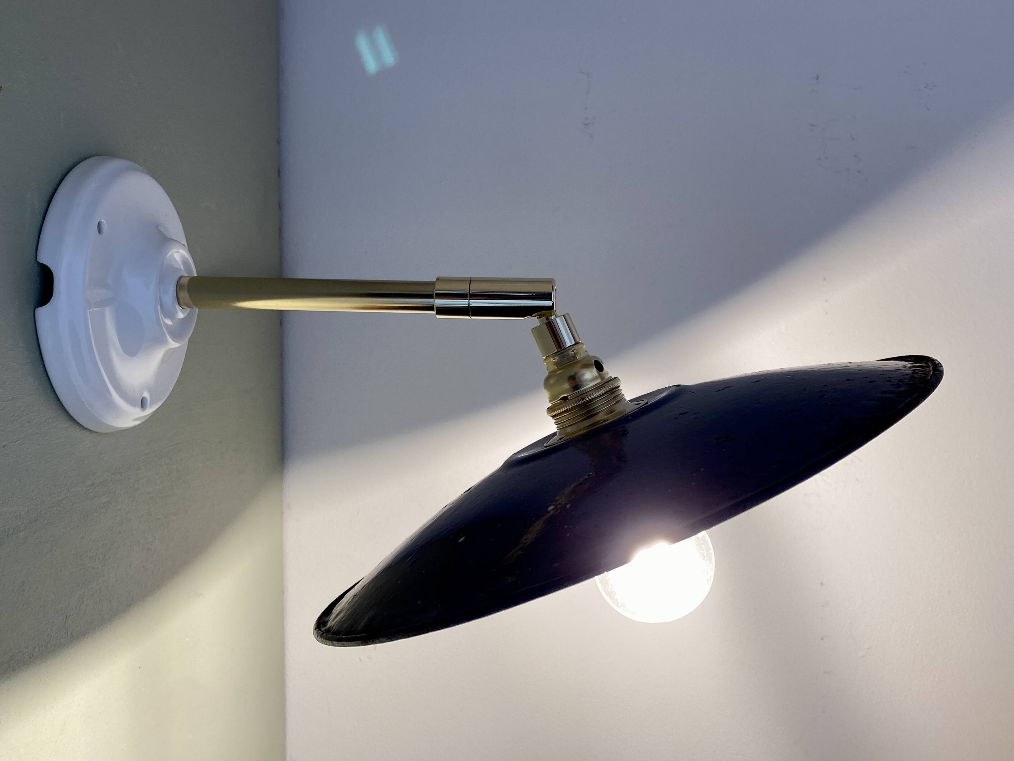 Vintage lampshade wall light in enamelled sheet metal (ref 2)