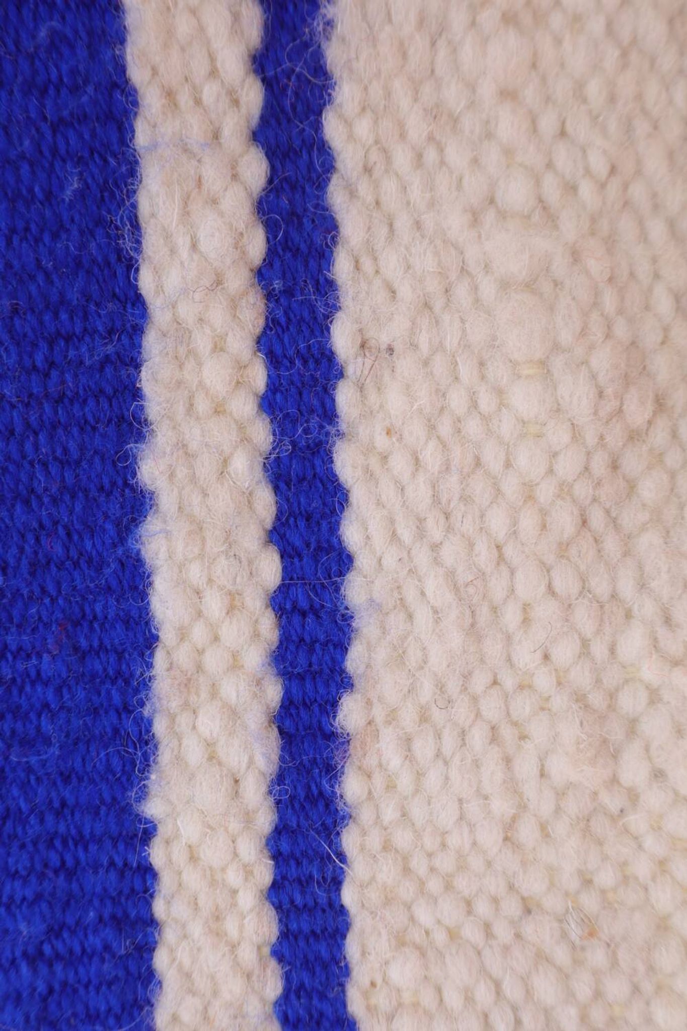 Coussin rayé bleu et blanc en laine