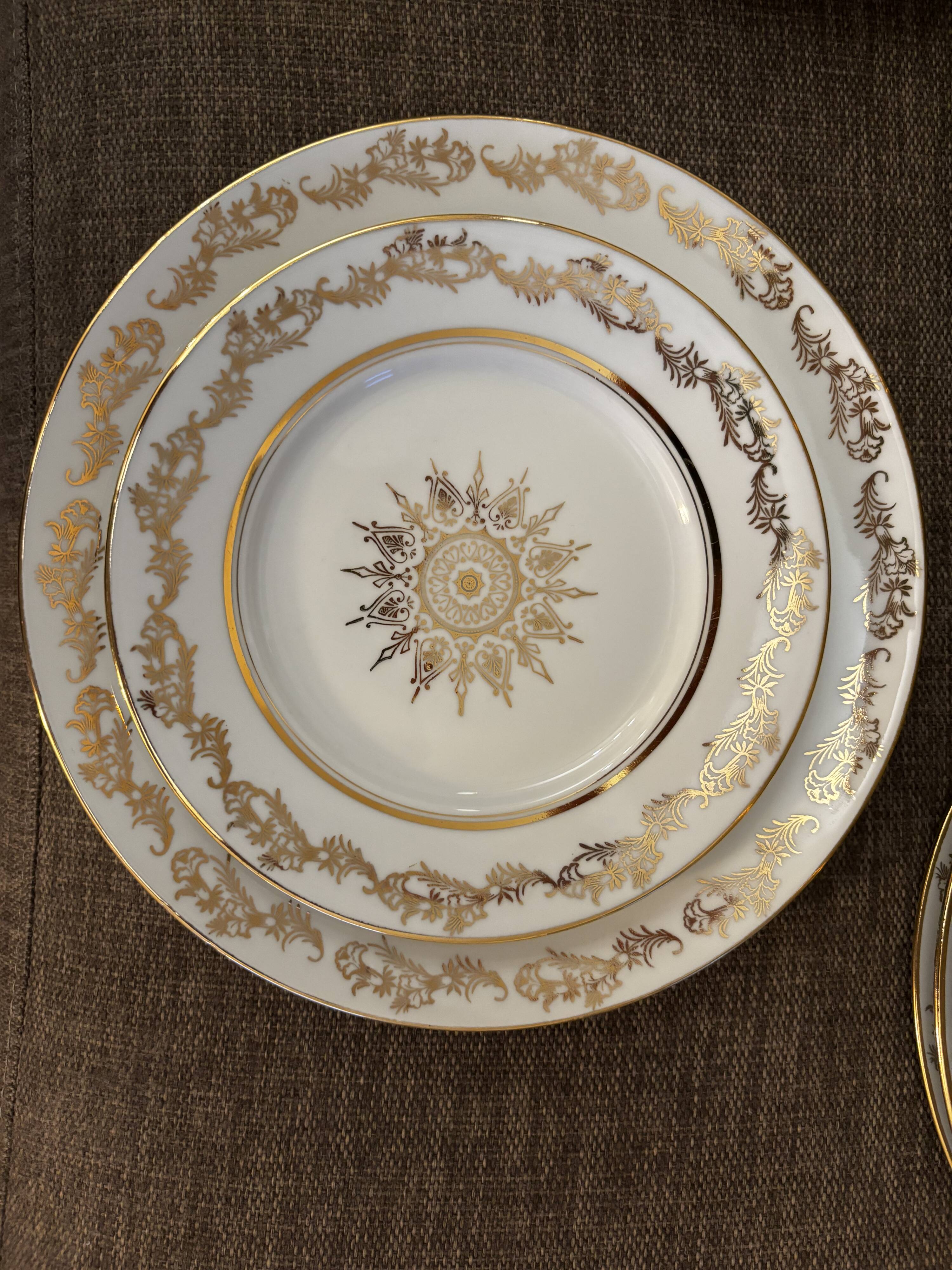 Magnifique service en porcelaine blanche et doree