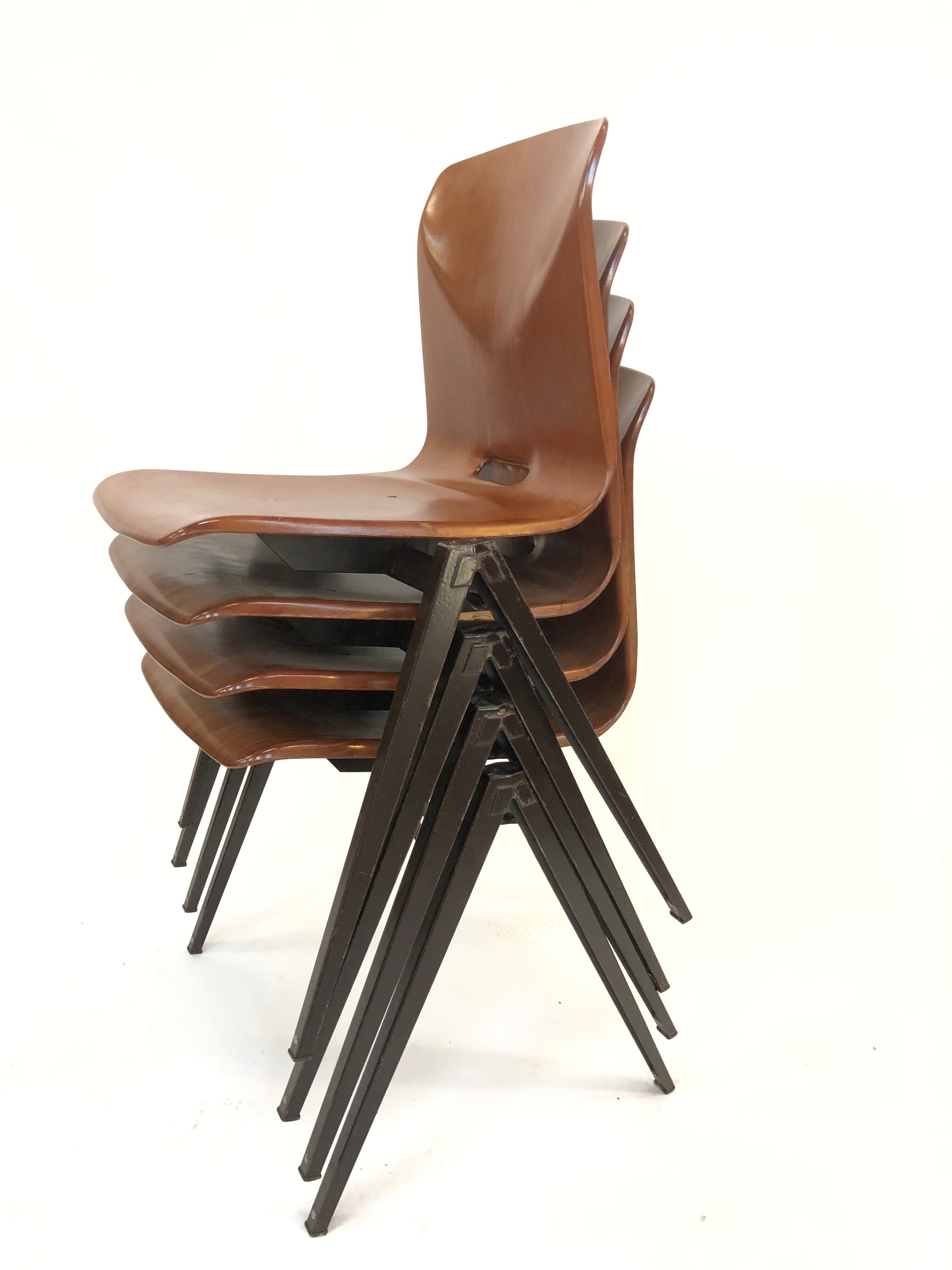 Stackable school Chair S22 de Pagholz Galvanitas
