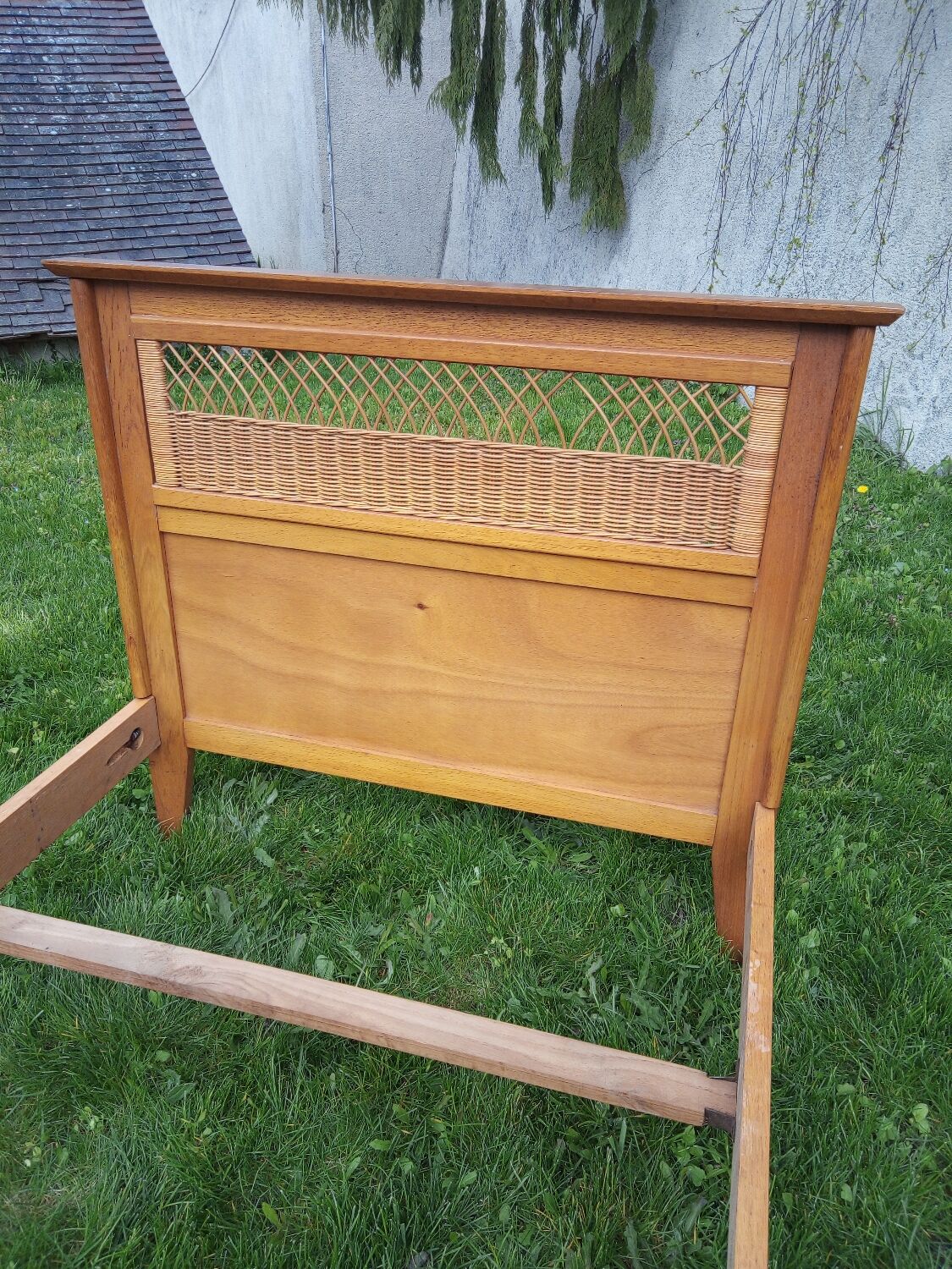 Bed 1 place wood and rattan