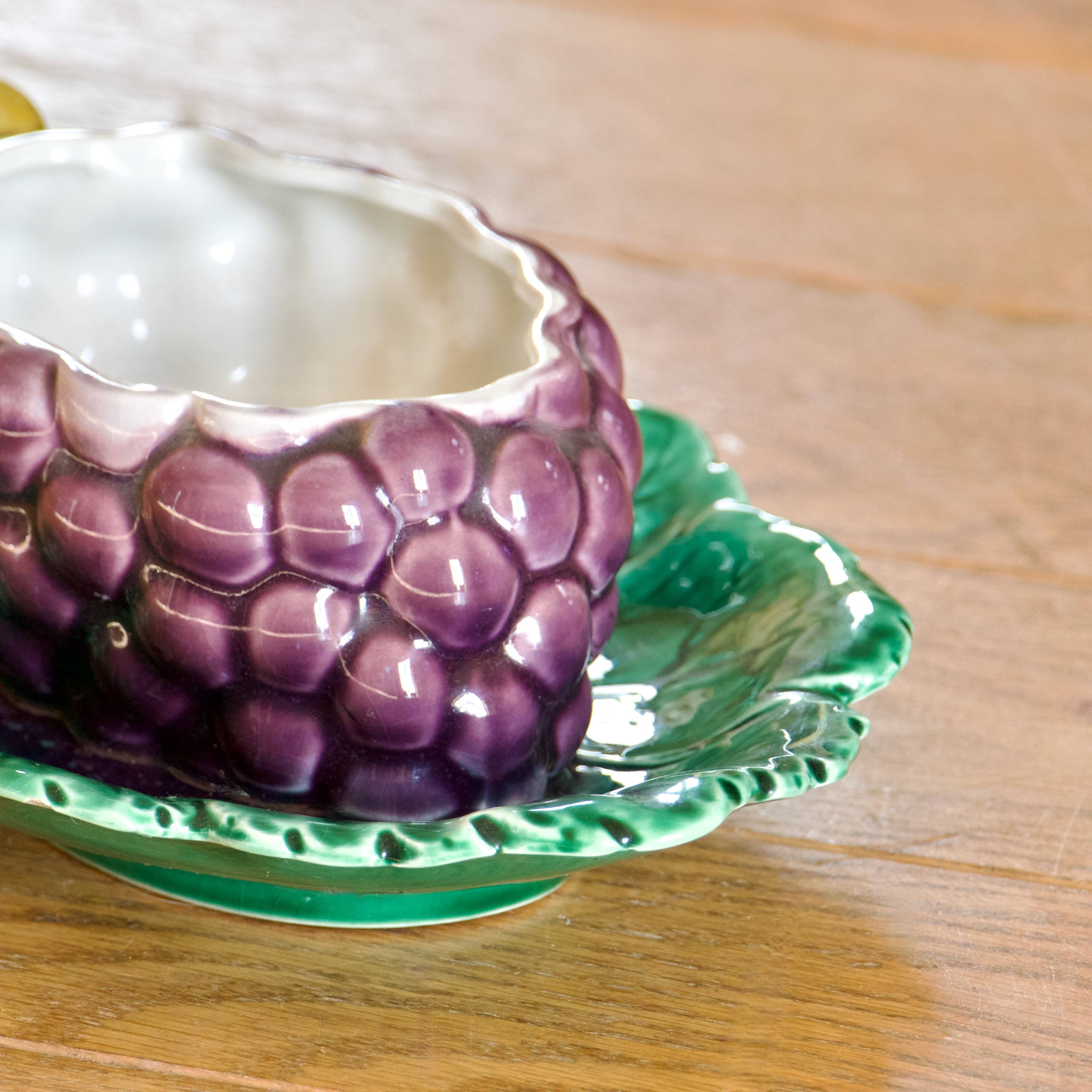 Saucière XIXe en barbotine de Sarreguemines, trompe-l'oeil raisin