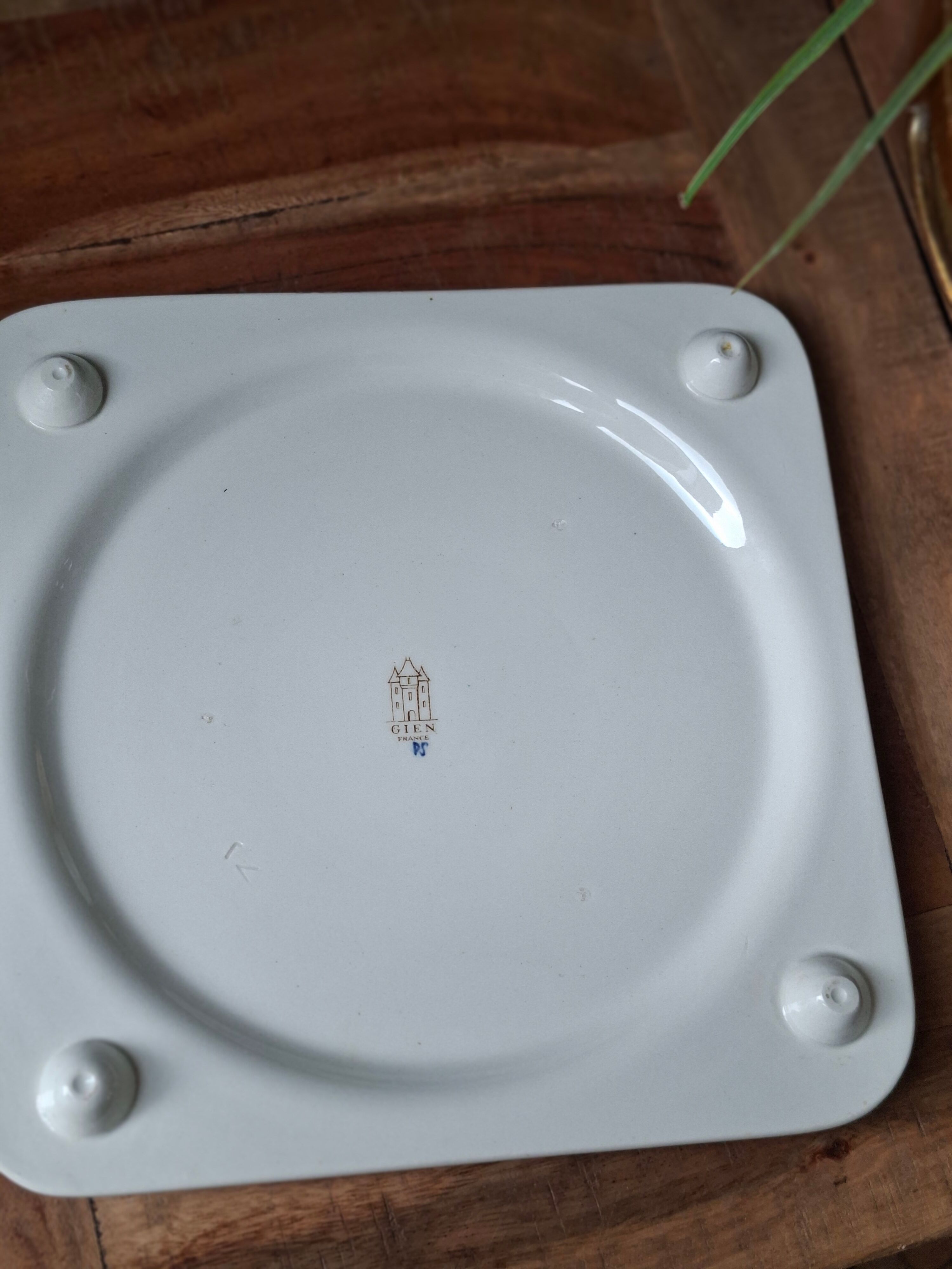Square plate in Gien earthenware – Polychrome floral decoration