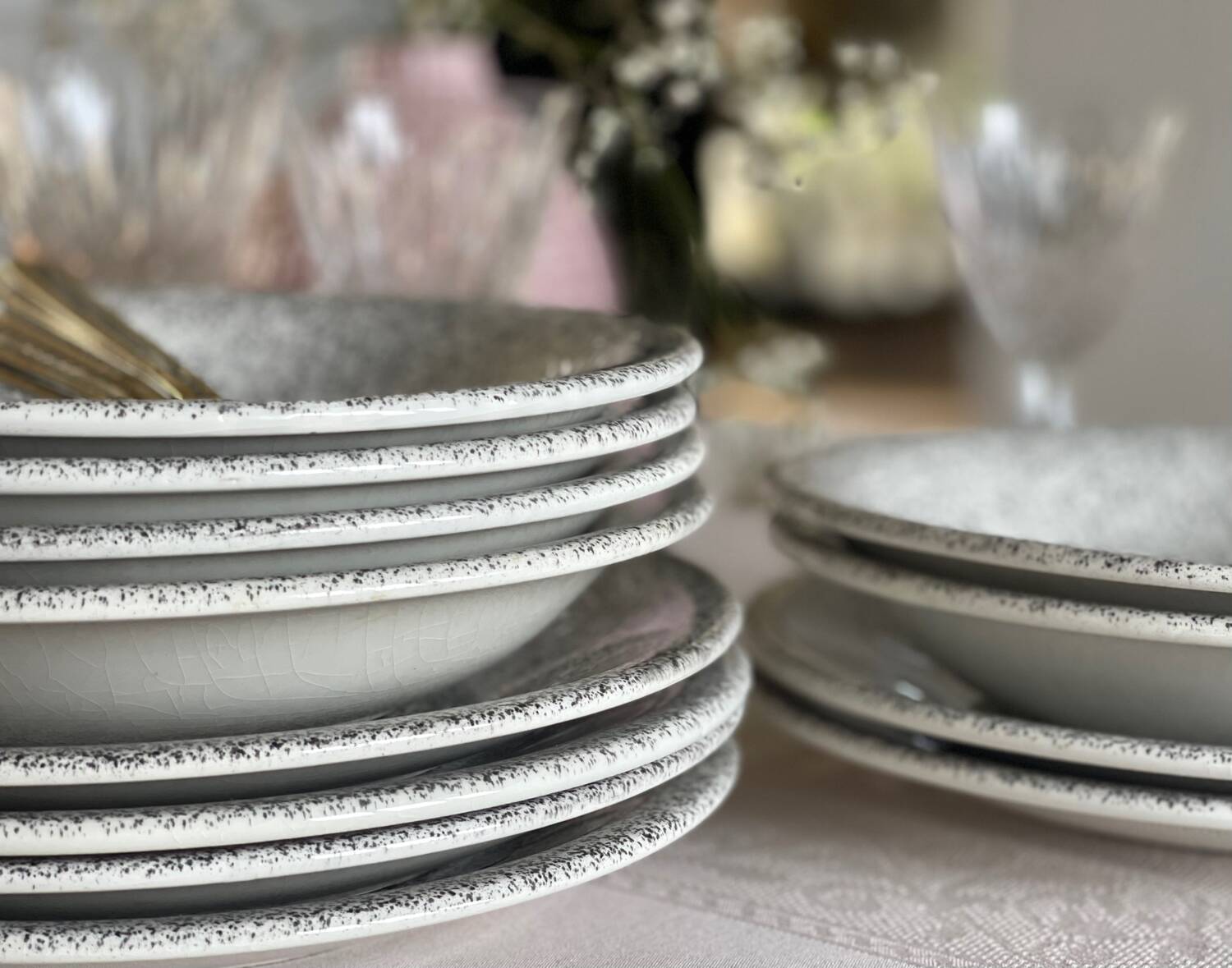 12 speckled ceramic plates.