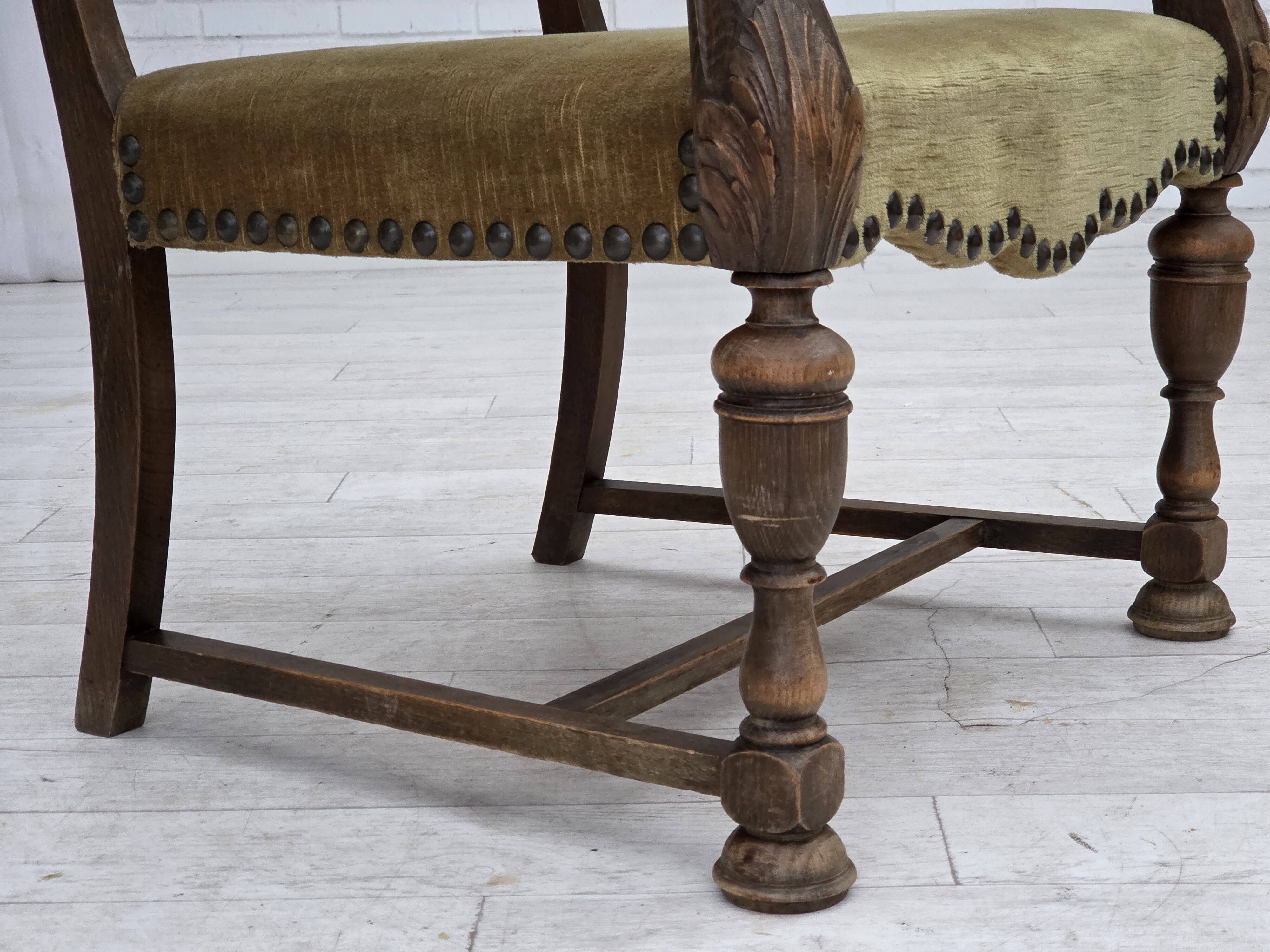 Fauteuil danois à dossier haut des années 1950, en laine tissée à la main, velours, bois de chêne sculpté.