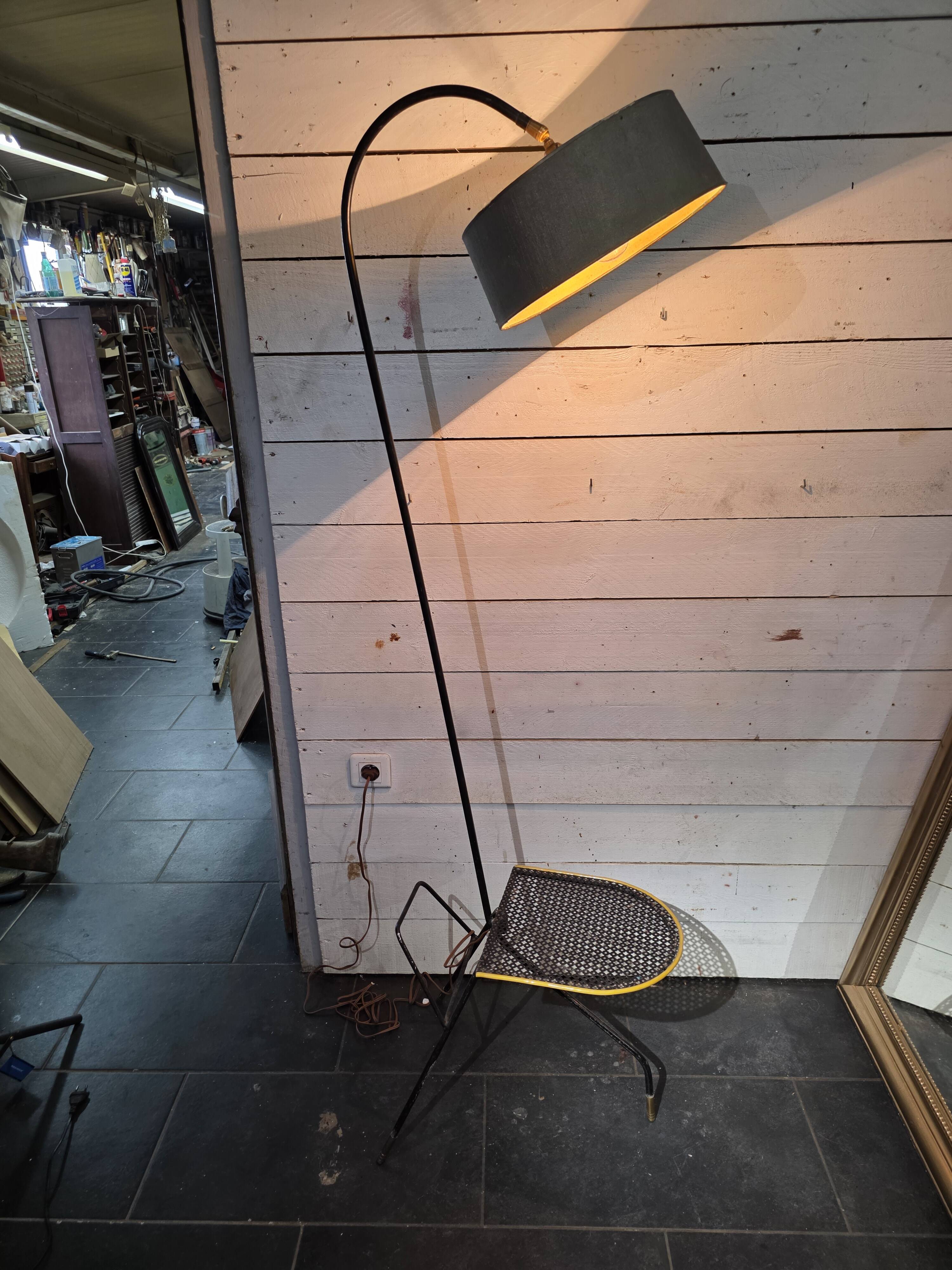 Lampadaire tripode style Matégot années 50