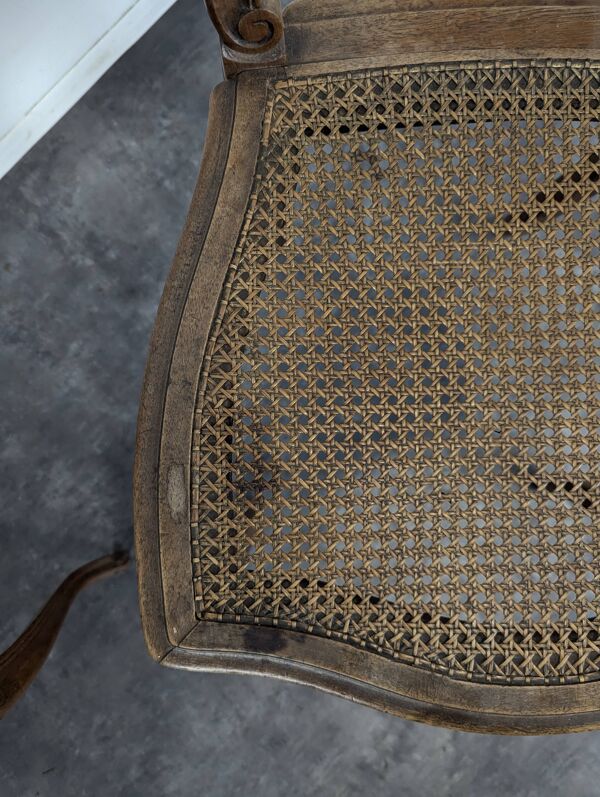 Série de 3 chaises cannées de style Louis XV