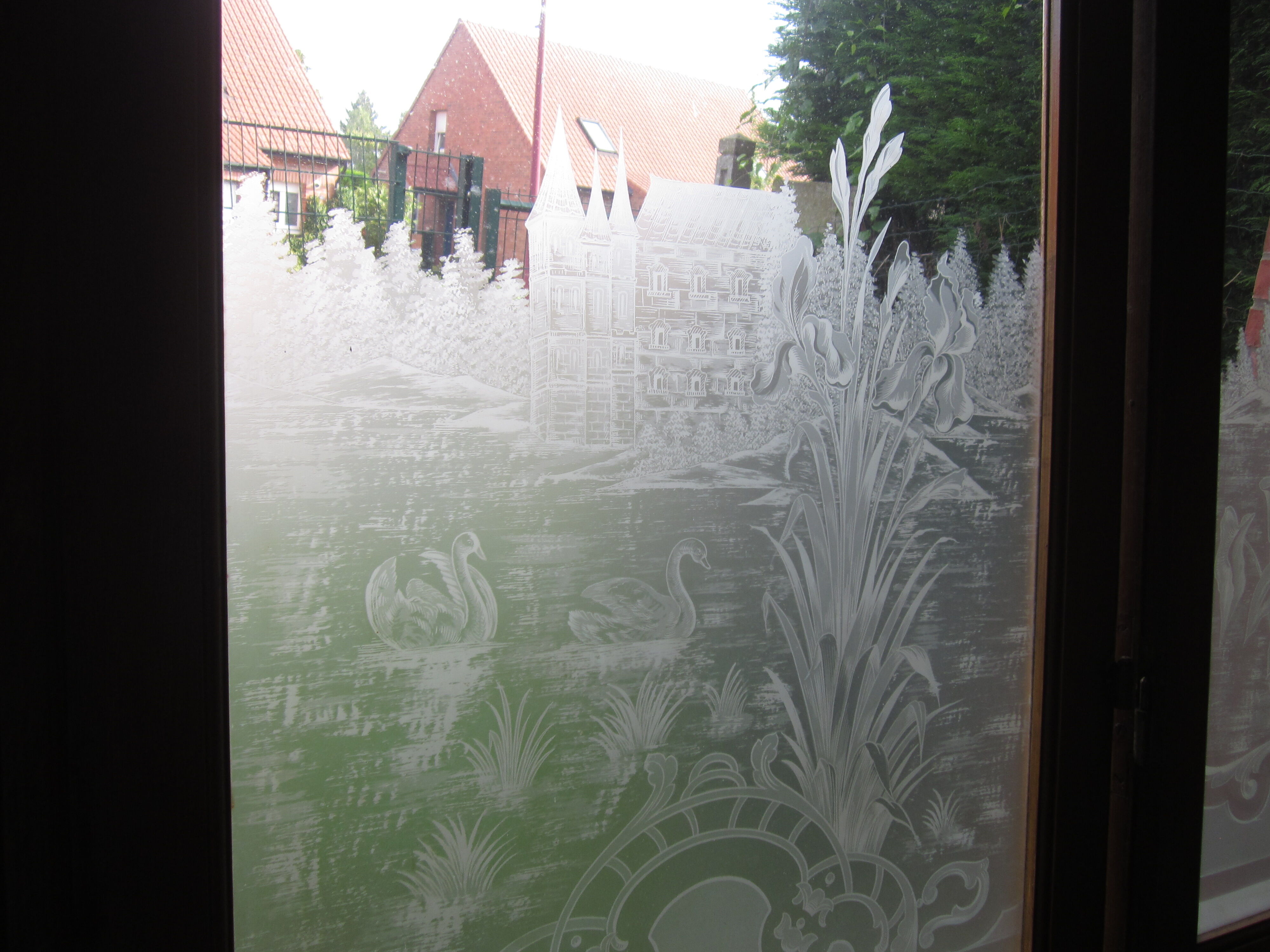 Separation of 3 engraved glass doors