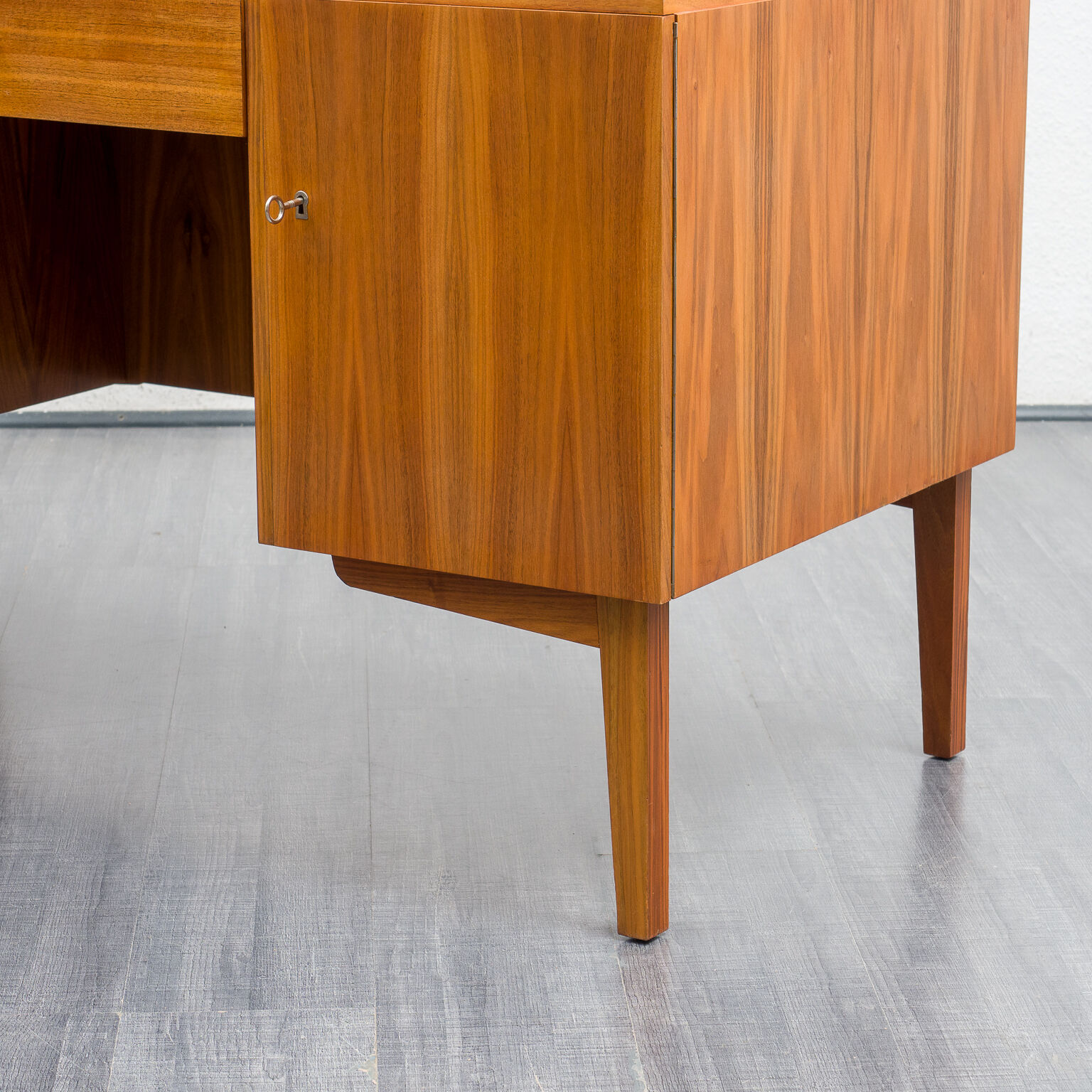 Bureau années 50, noyer, restauré