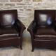 Paire de fauteuils club clouté