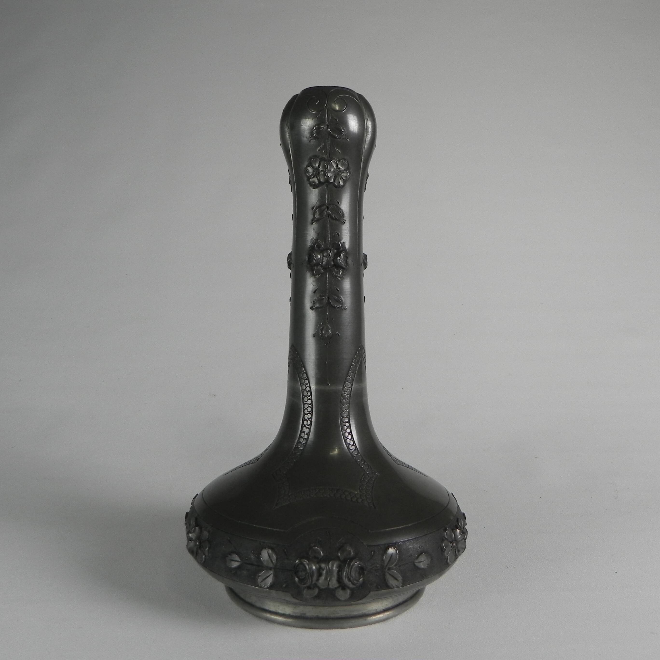 Art Nouveau vase in pewter signed Pechez, early 20th century.