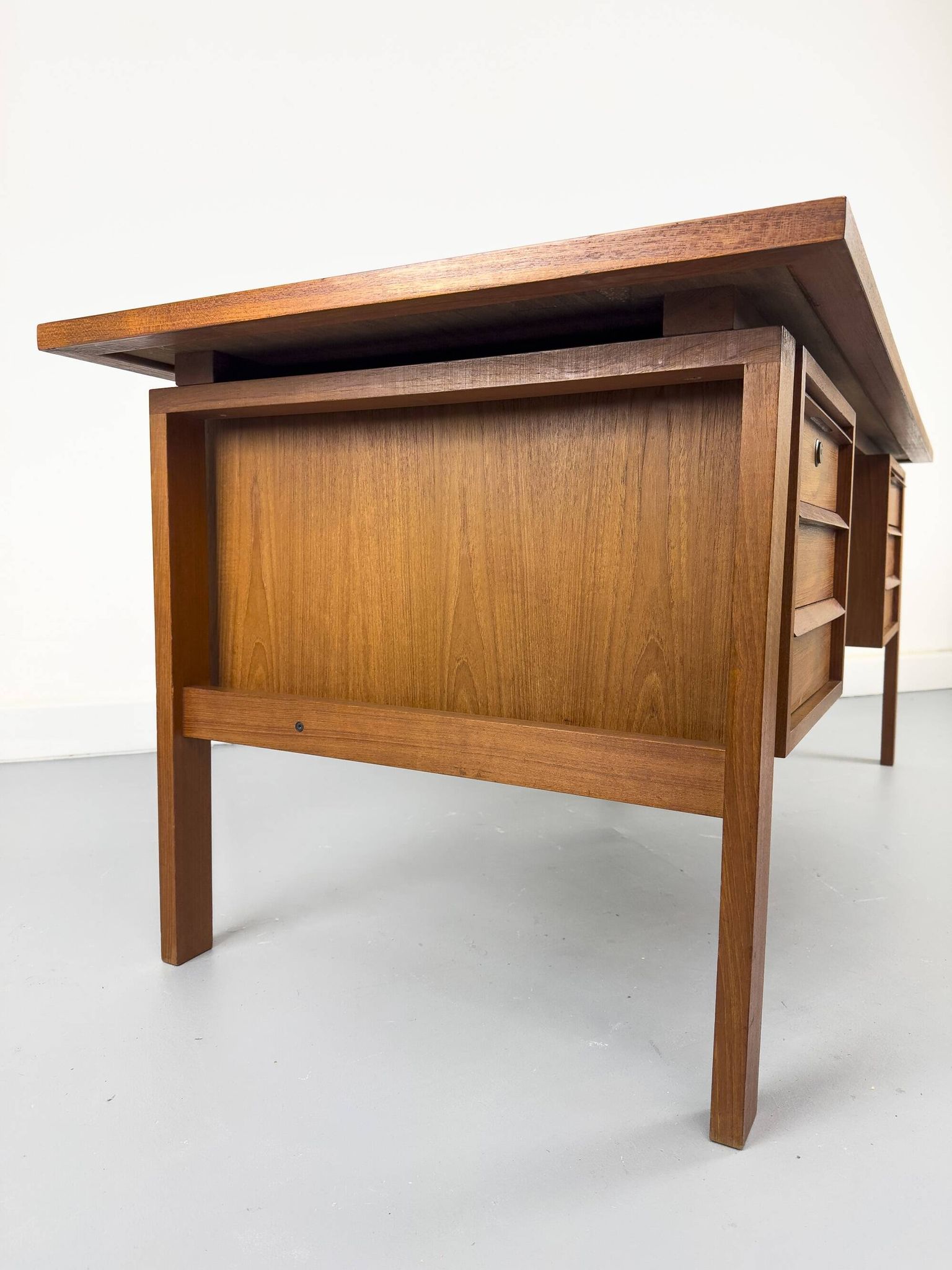 Mid-century teak desk by Svend Åge Madsen for Sigurd Hansen, 1960s.