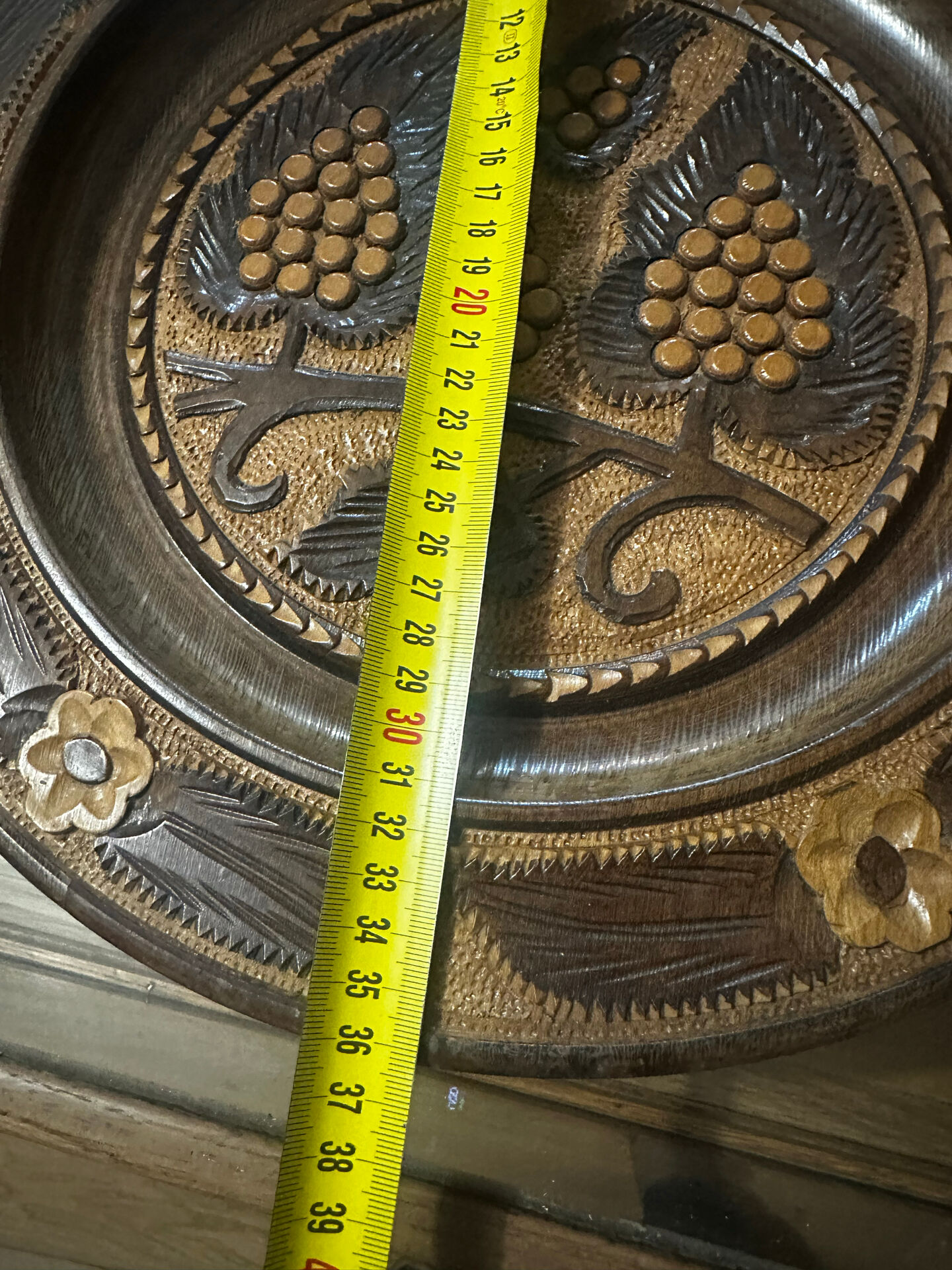 Carved wooden fruit bowl – Centrepiece with grape decoration