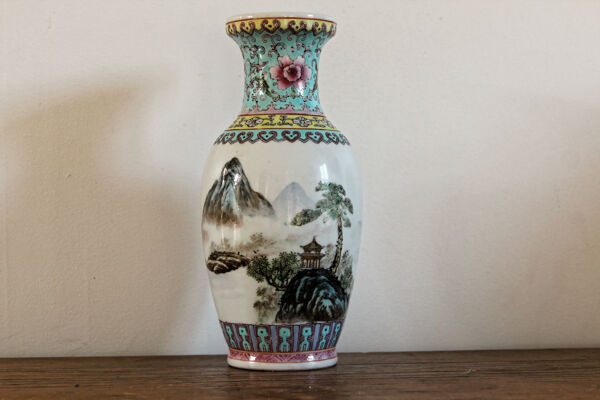 Vase en porcelaine de Chine, famille rose