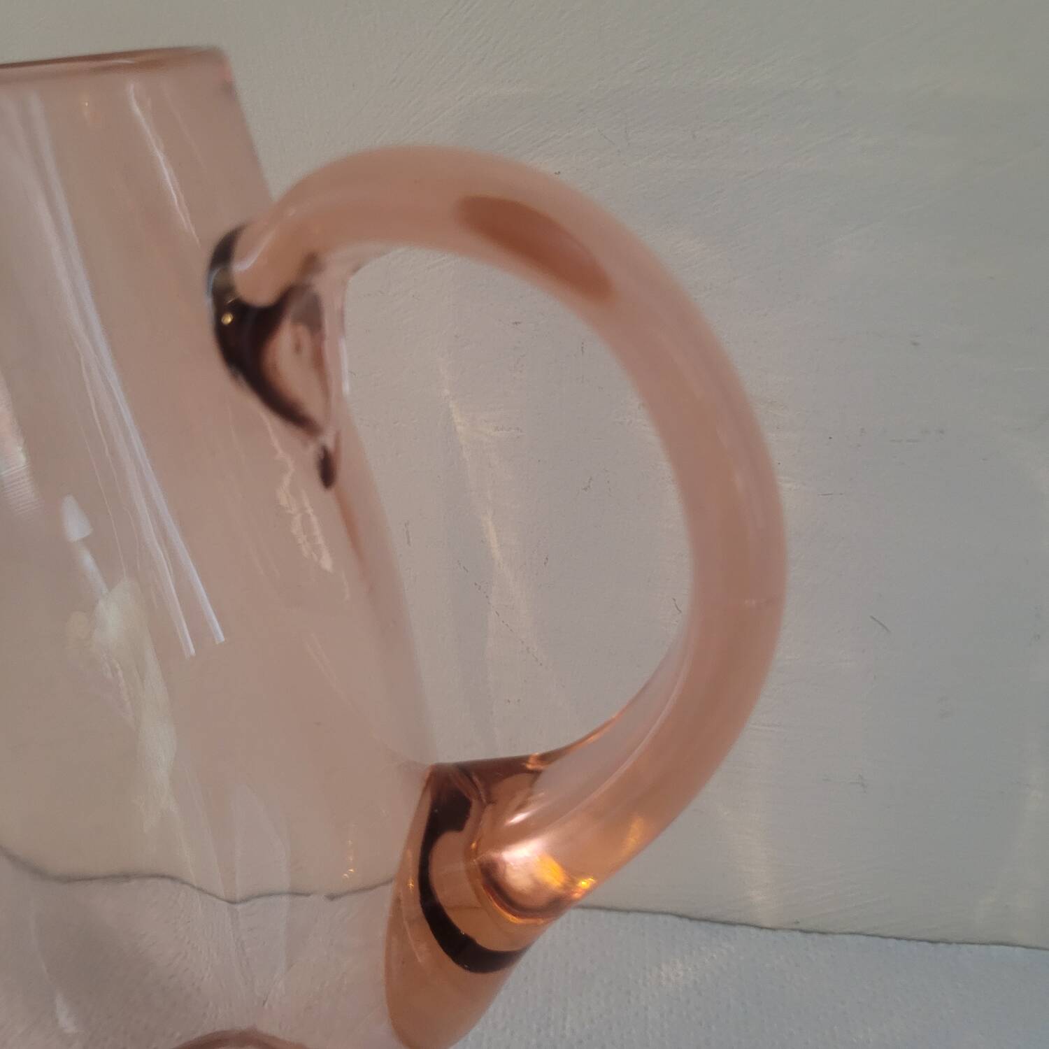 Pichet en verre soufflé rose, vers 1960