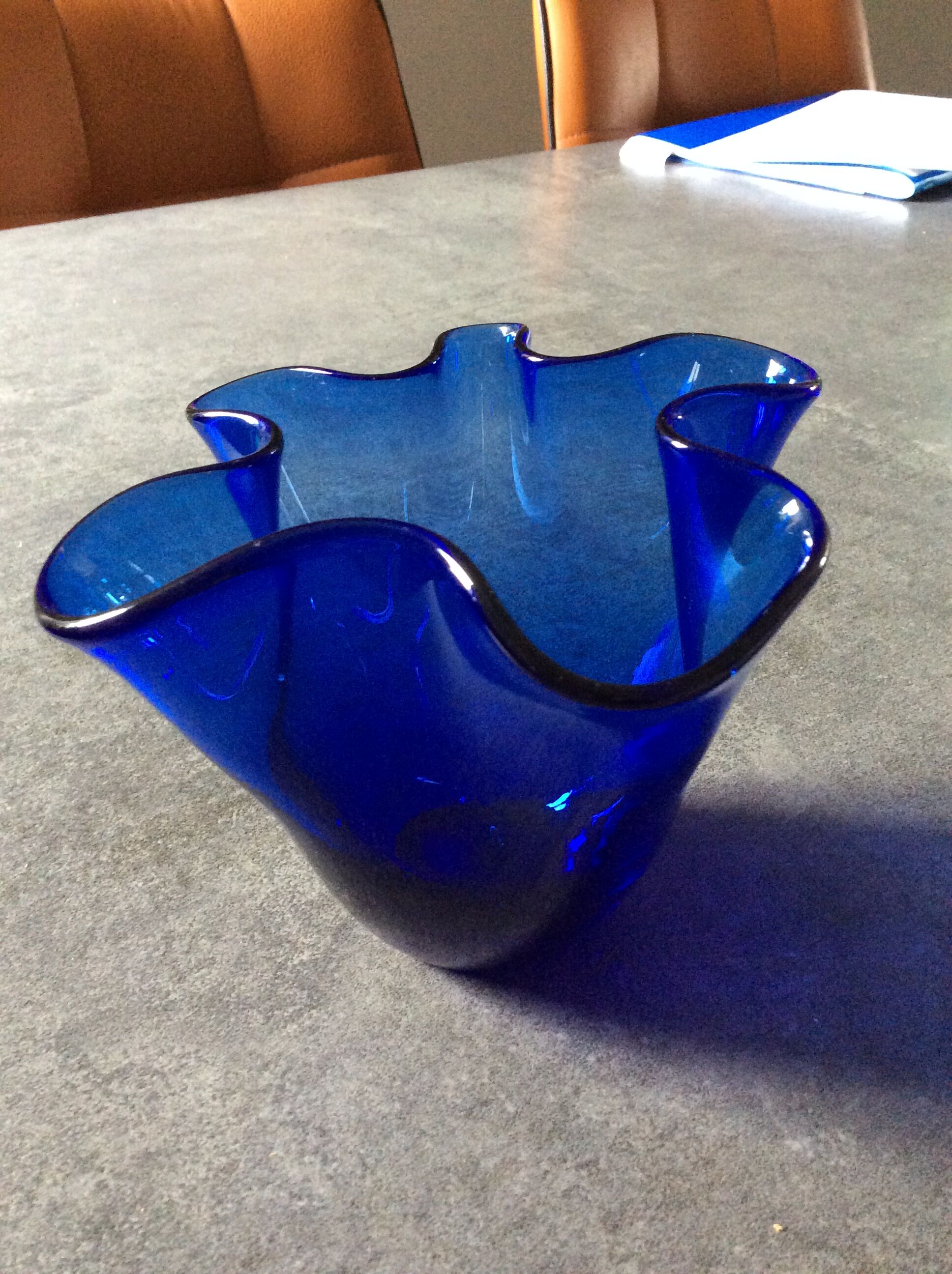 Vase mouchoir vintage en pâte de verre bleu