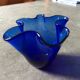 Vase mouchoir vintage en pâte de verre bleu