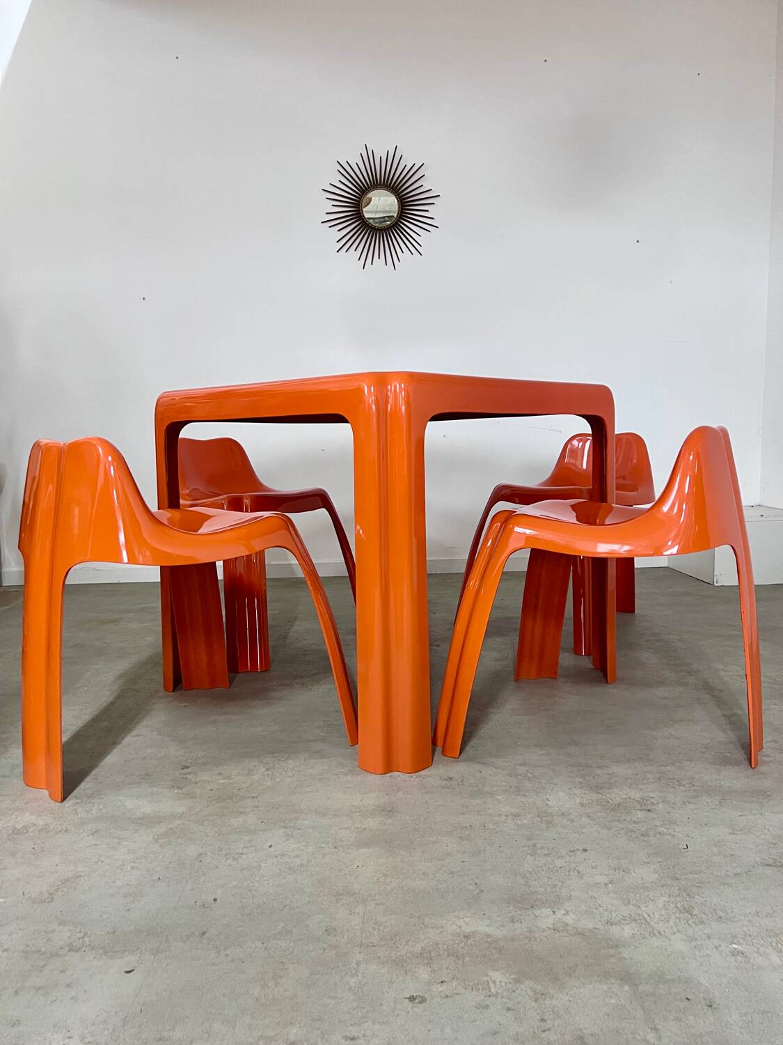Table and 4 chairs in orange fiberglass design from the 70s Patrick Gingembre Paulus edition