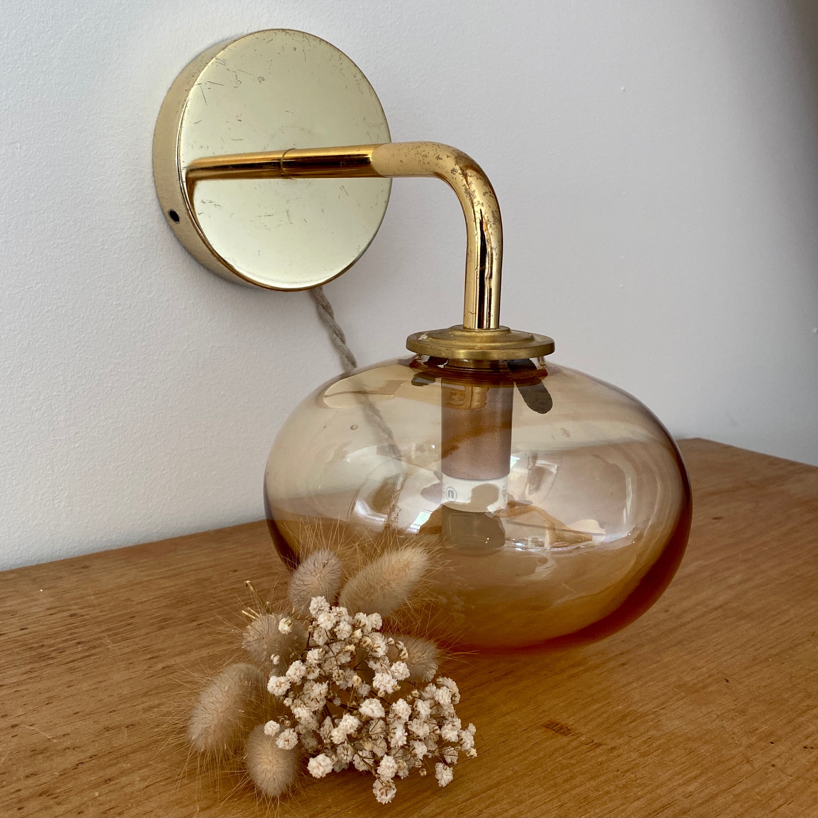 Applique globe vintage en verre ambré