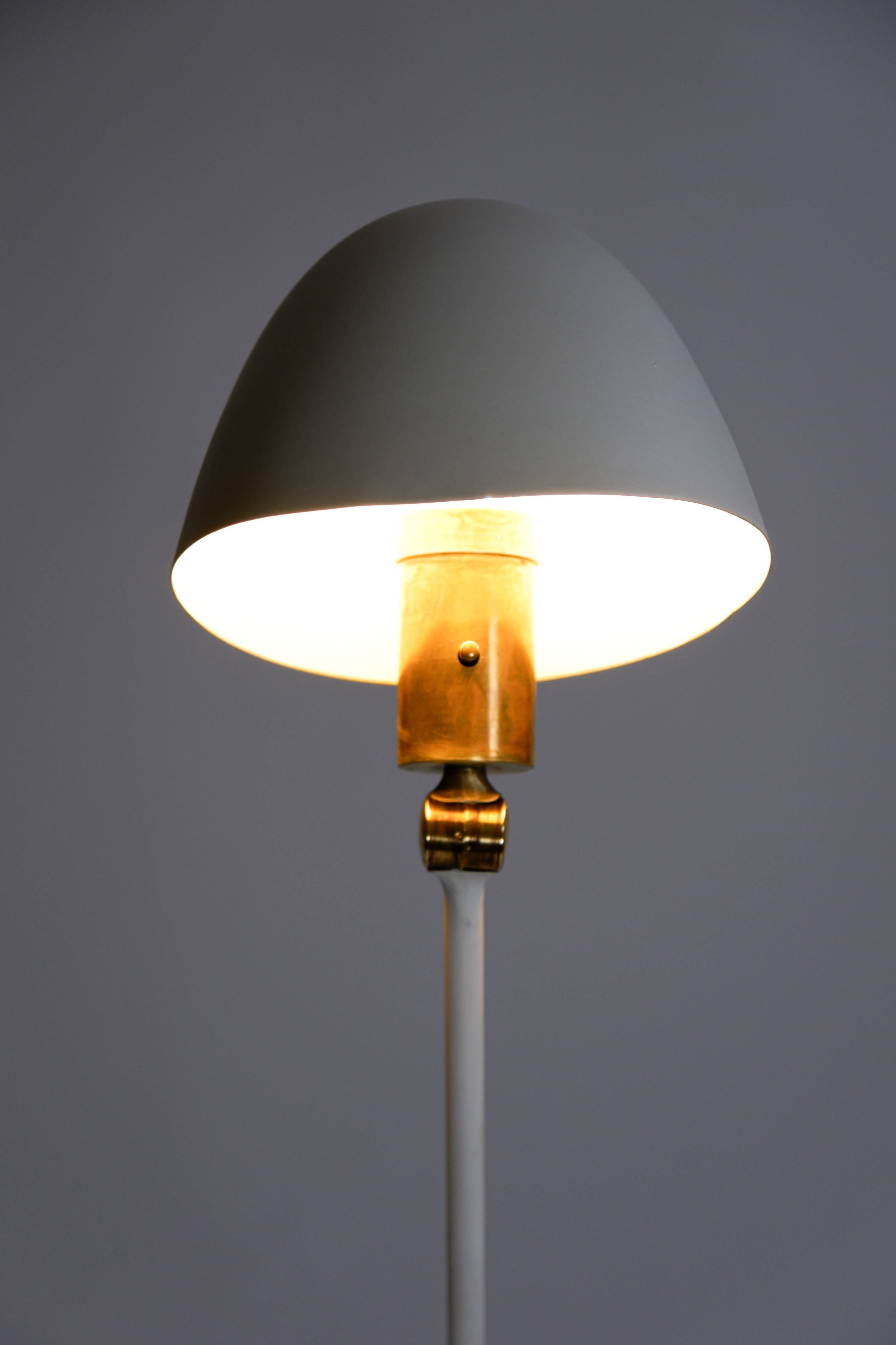Hans Agne Jakobsson rare floor lamp model G33. Circa 1960
