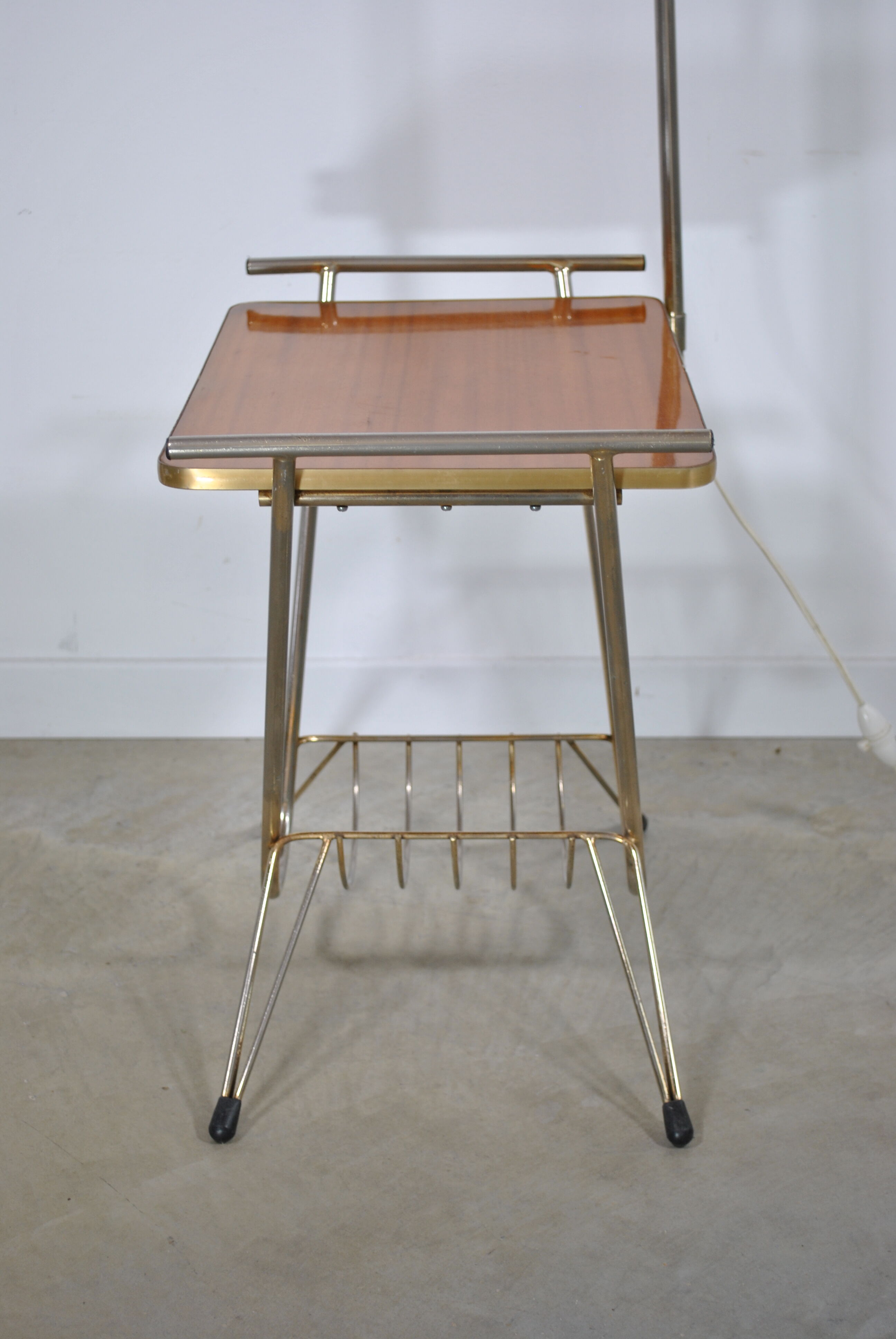 Smooth floor lamp magazine holder