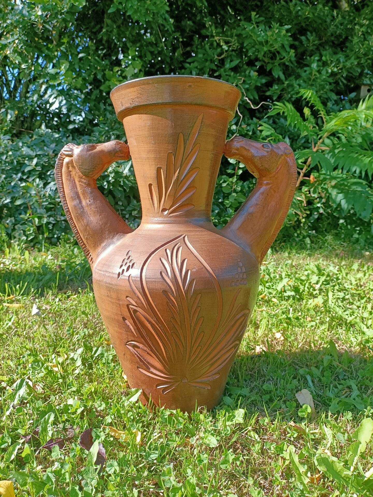Large vase/jar Horses