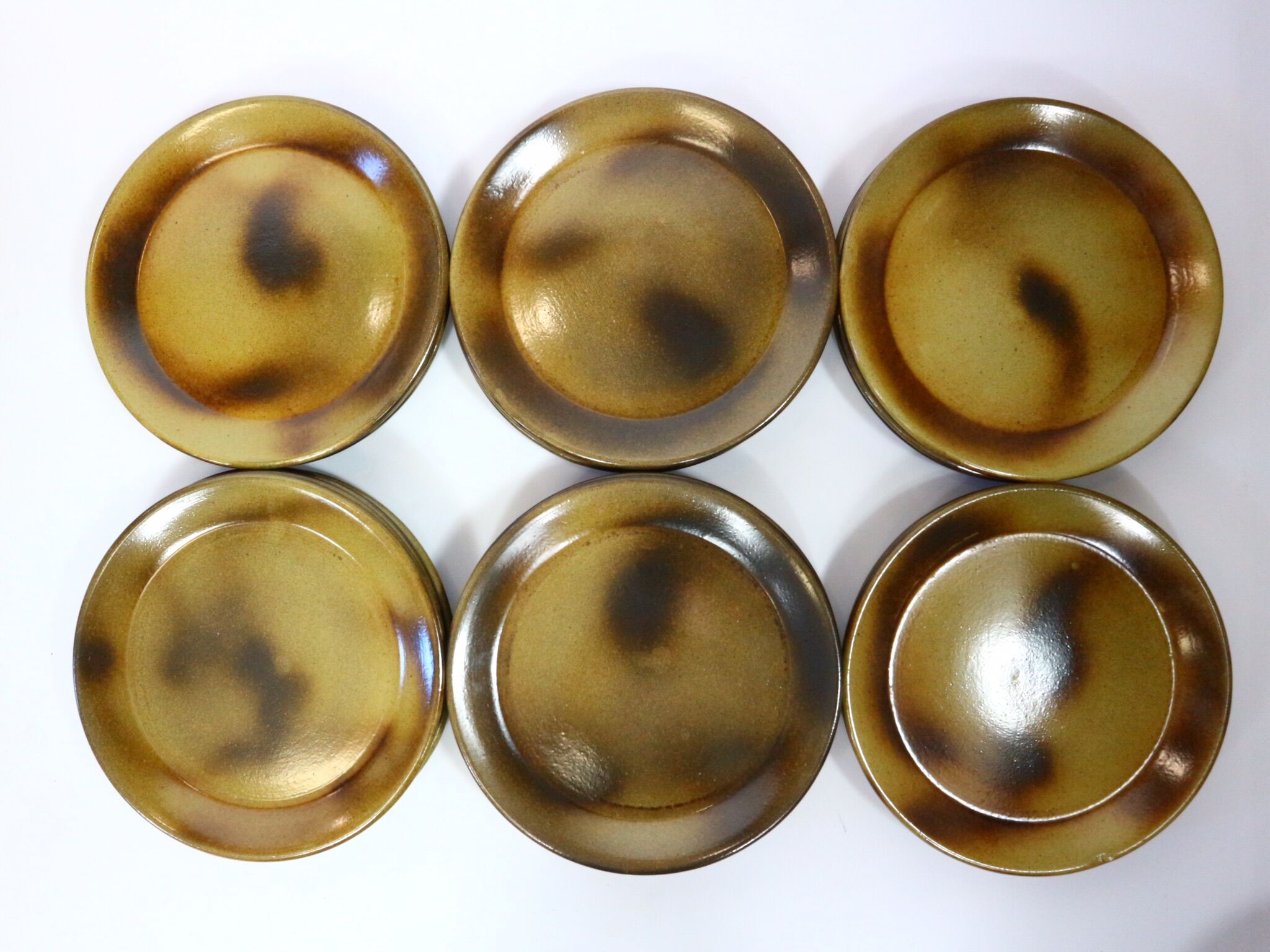 Vintage service plates and serving trays, 39 pieces, silk-screened.