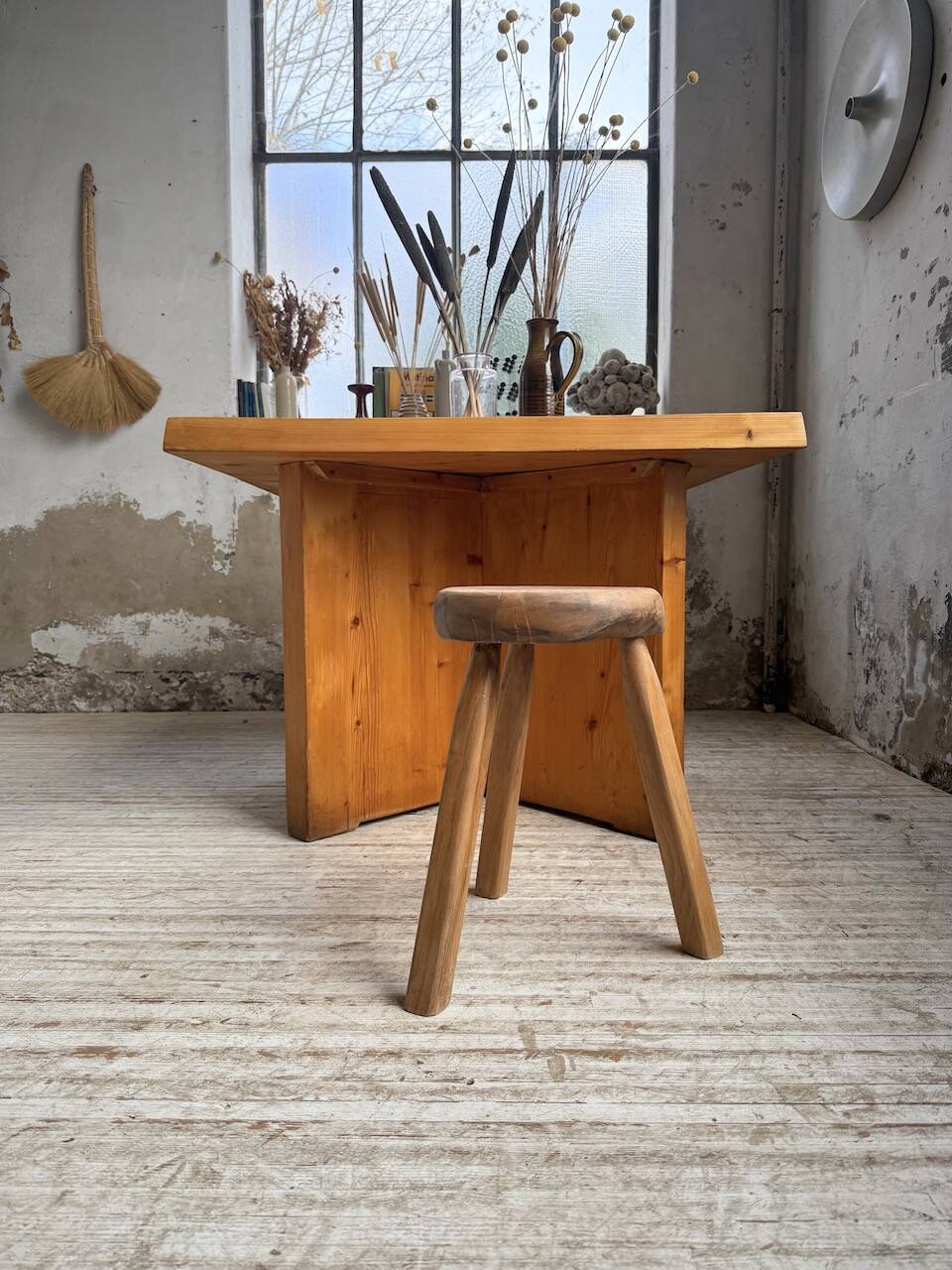 Table carrée moderniste en pin massif, années 50