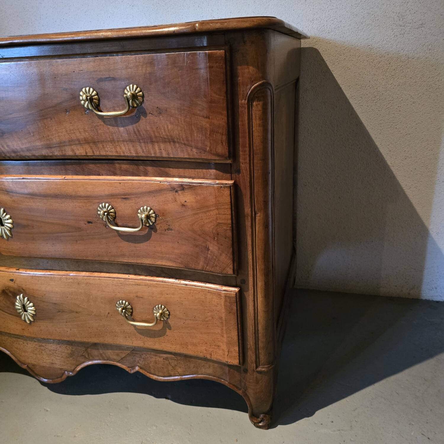 Curved Louis XV commode, 18th century.