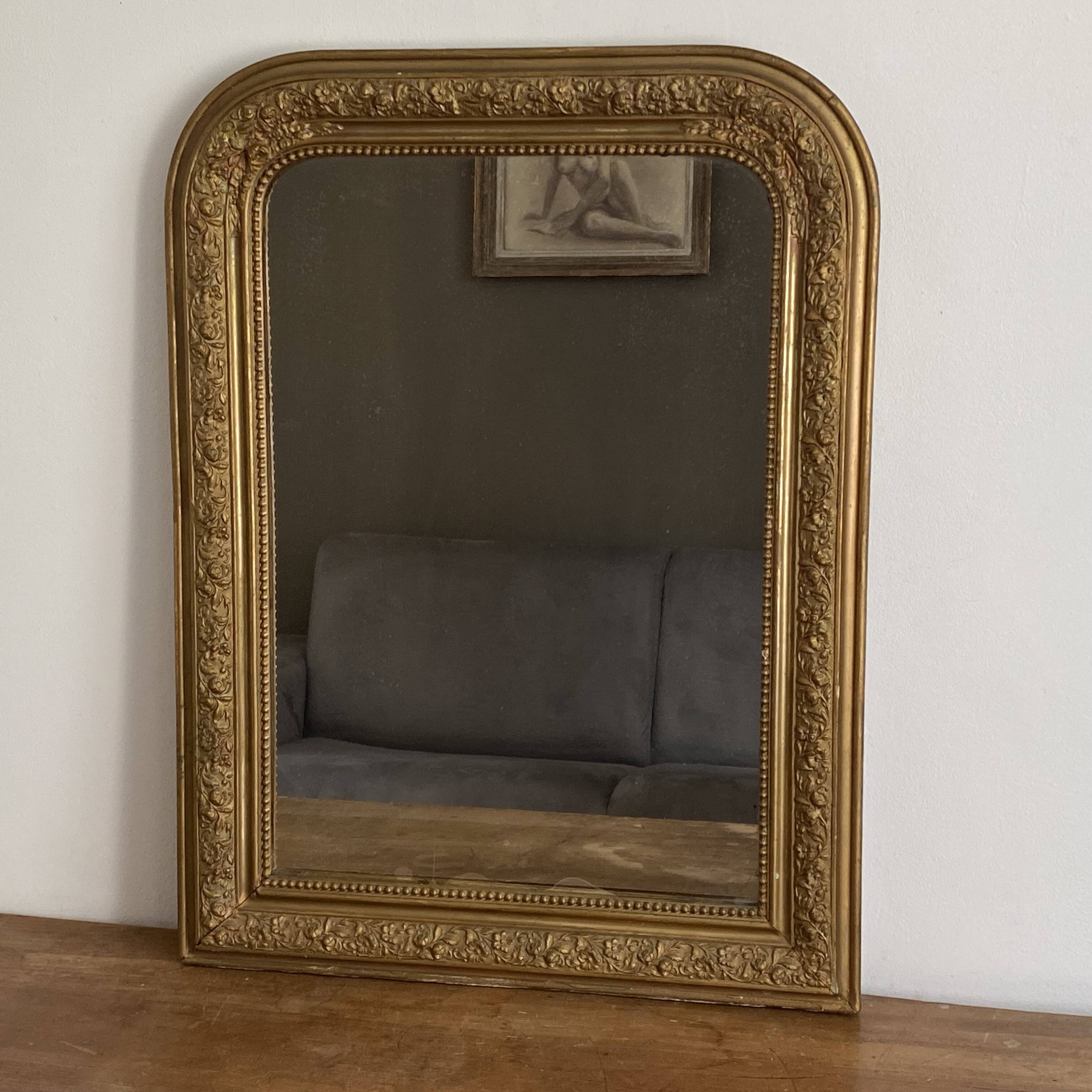 Miroir Louis Philippe fin 19ème. Doré. 75x56.