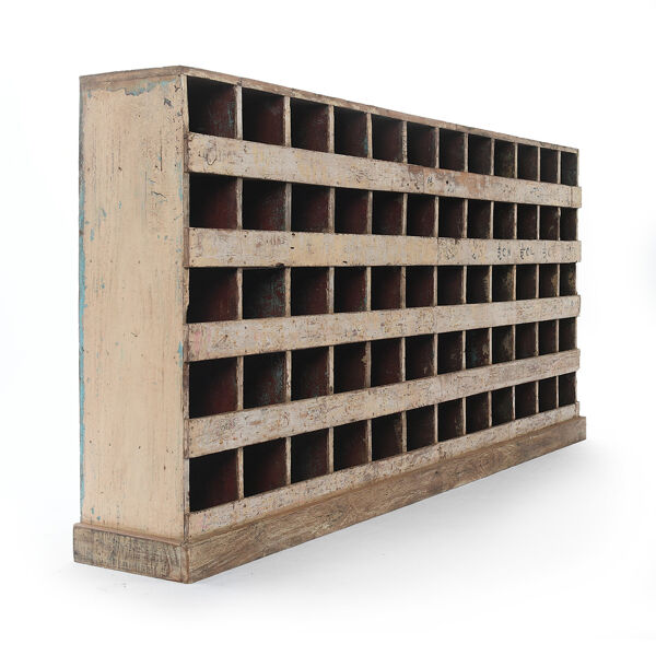 Meuble d’atelier en bois à 60 casiers