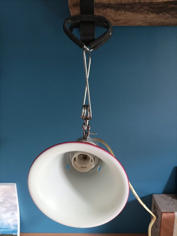 Bedside lamp clamp metal red